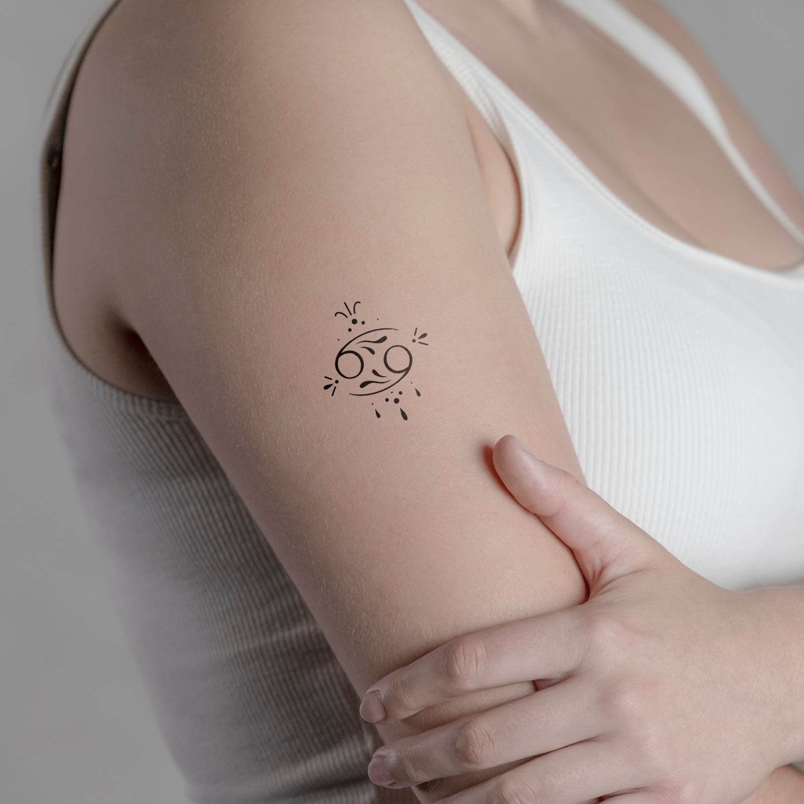 Temporäres Tattoo von minink: Sternzeichen Krebs in kalligrafischer Schrift