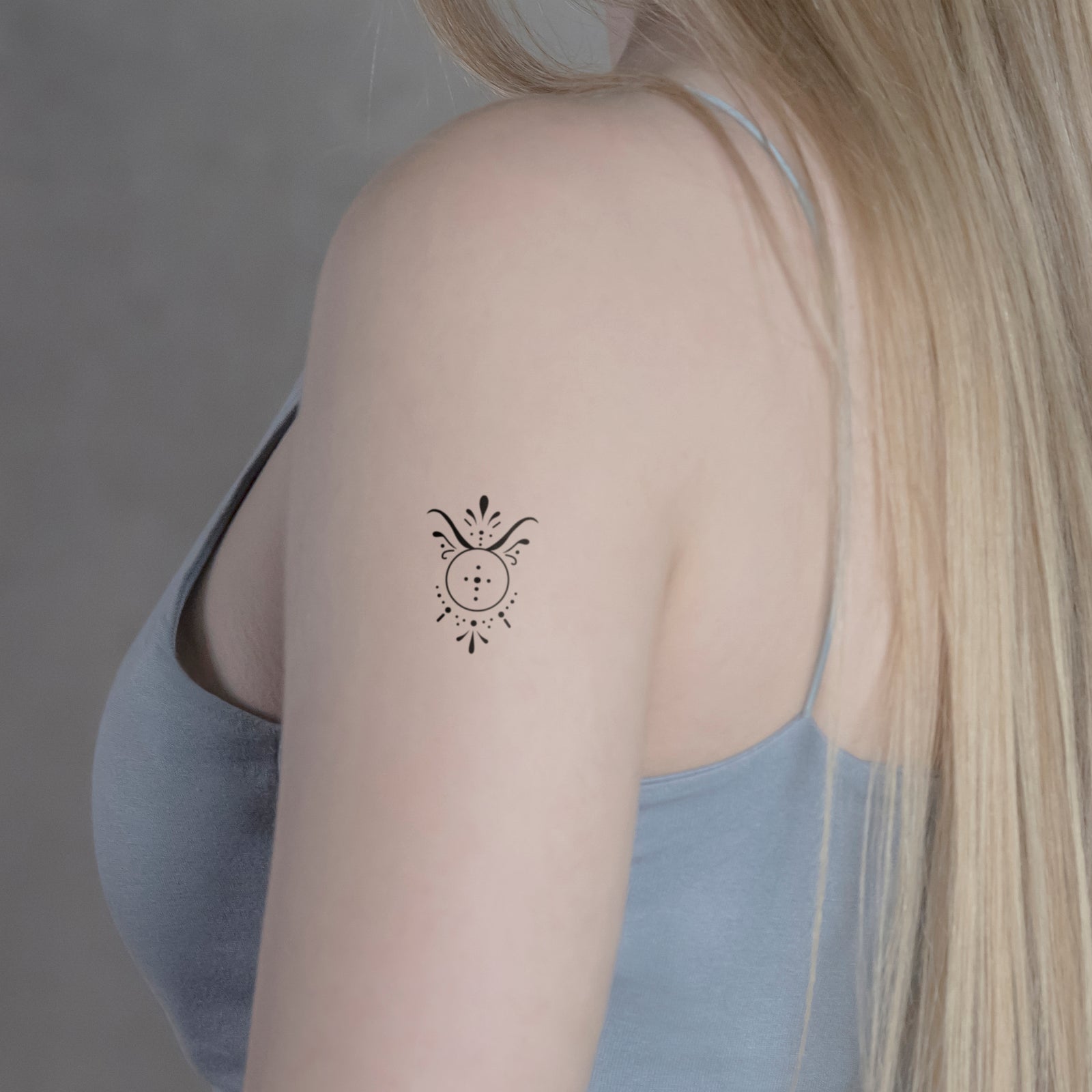 Temporäres Tattoo von minink: Sternzeichen Stier in kalligrafischer Schrift