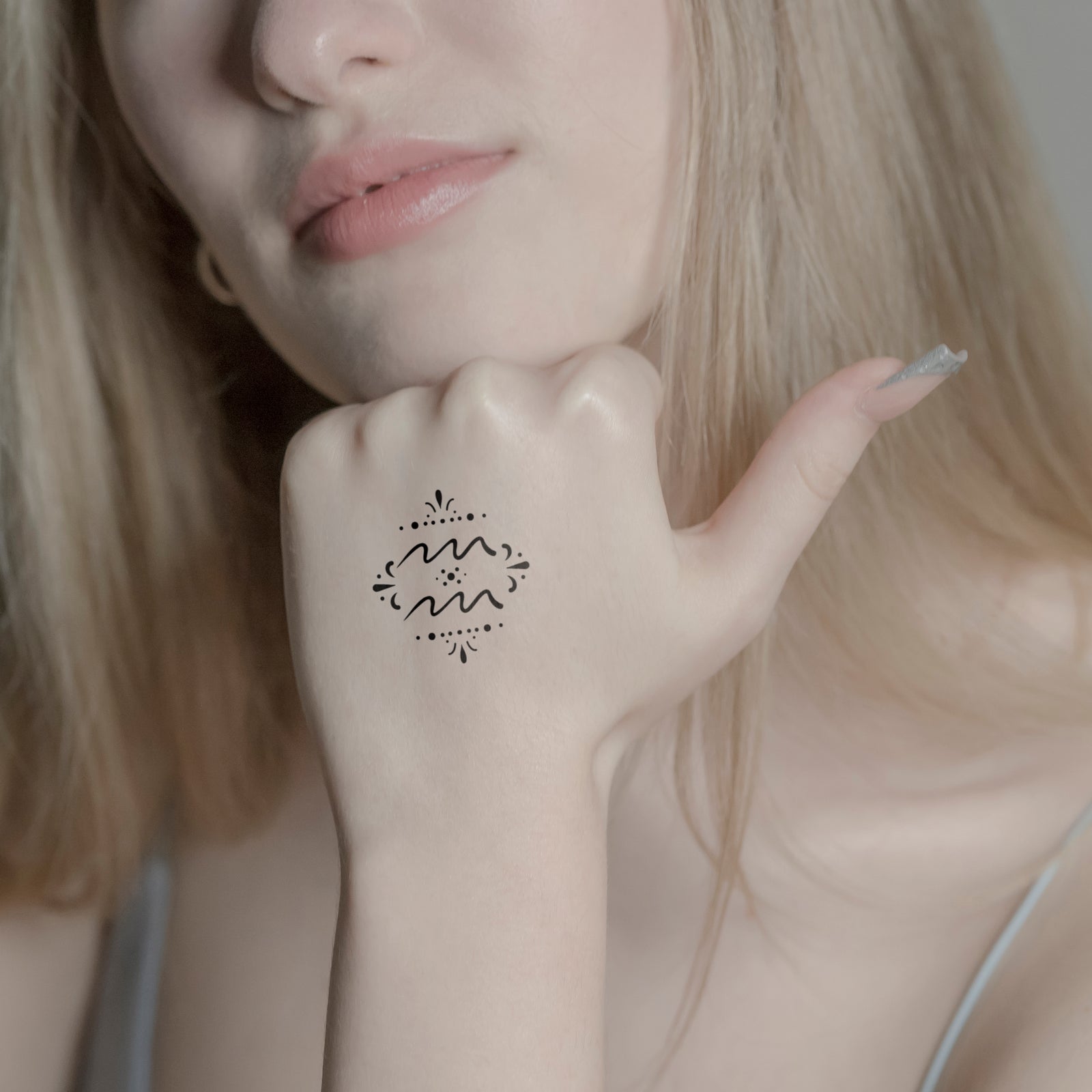 Temporäres Tattoo von minink: Sternzeichen Wassermann in kalligrafischer Schrift