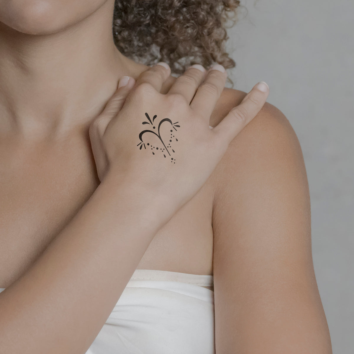 Temporäres Tattoo von minink: Sternzeichen Widder in kalligrafischer Schrift
