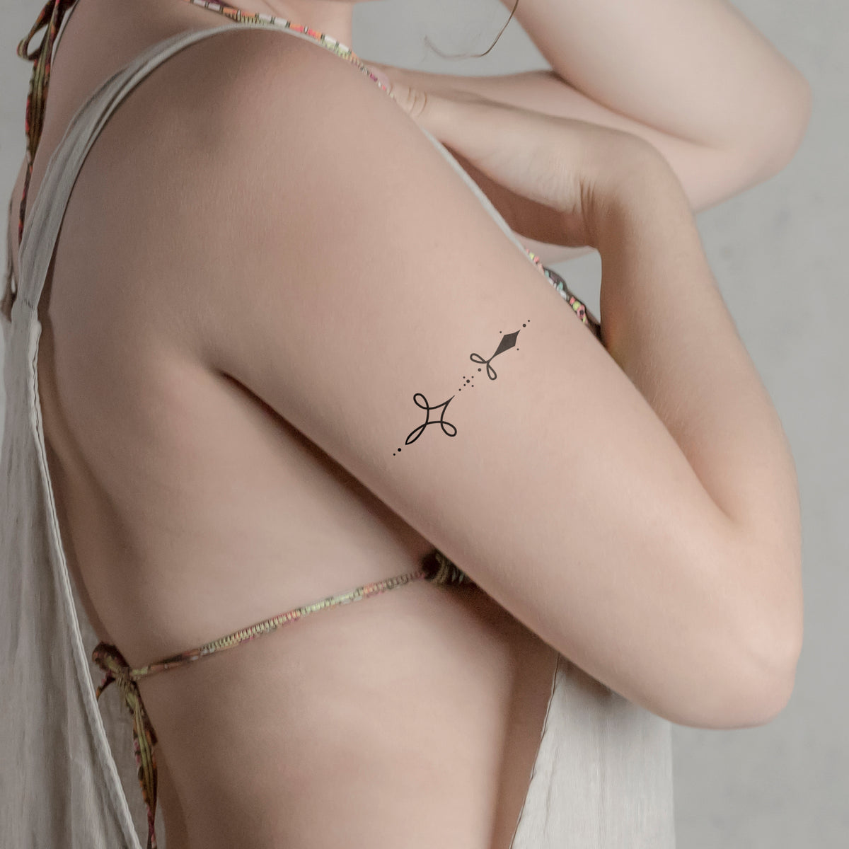 Temporäres Tattoo von minink: Verspielte Symmetrie mit Schleifenmotiv
