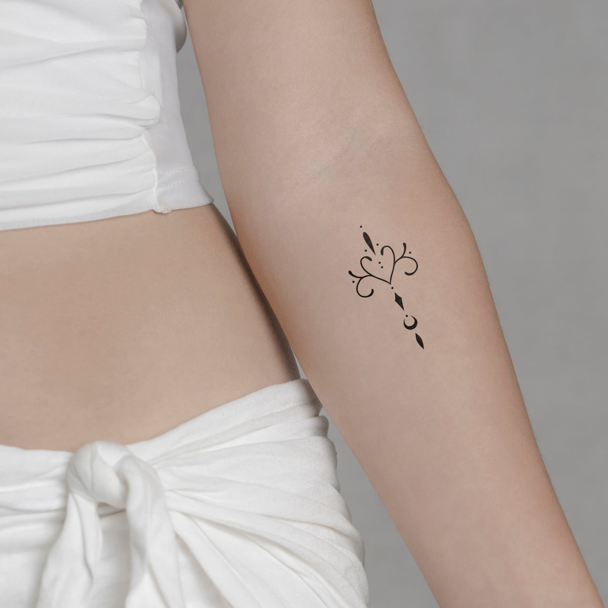 Temporäres Tattoo von minink: Barocke Herzform mit floraler Spitze