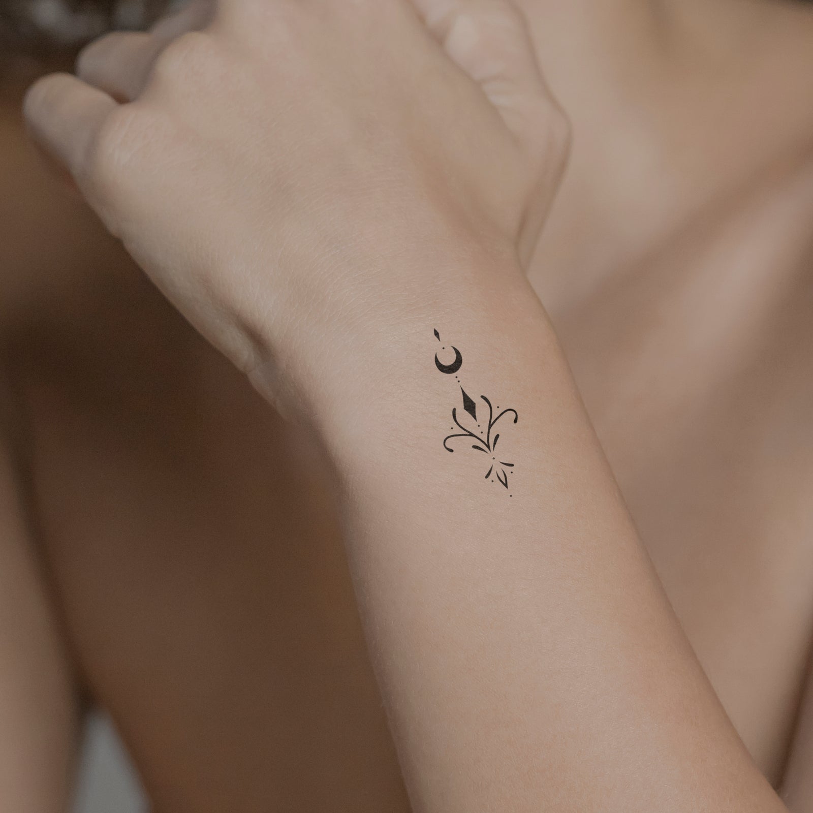 Temporäres Tattoo von minink: Mondornament mit floraler Spiegelung