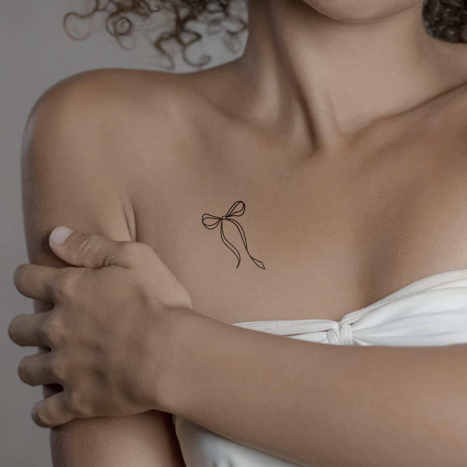 Temporäres Tattoo von minink: Zarte Schleife