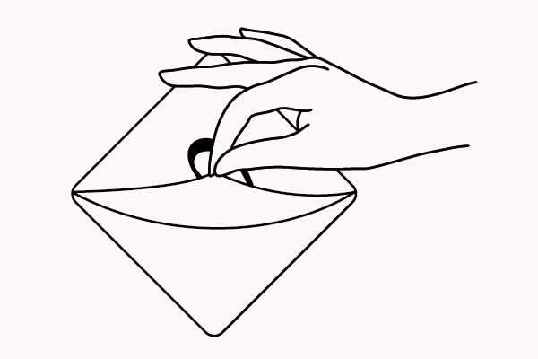 Bild zeigt, wie man die Schutzfolie des Fake Tattoos von minink entfernt.