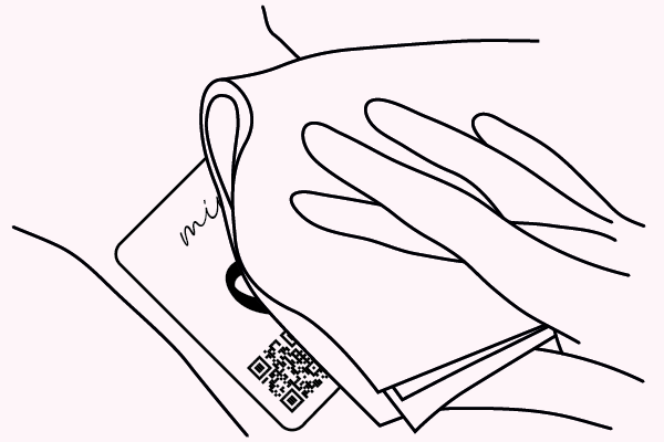 Das Bild zeigt, wie das Fake Tattoo von minink korrekt befeuchtet und aufgetragen wird.