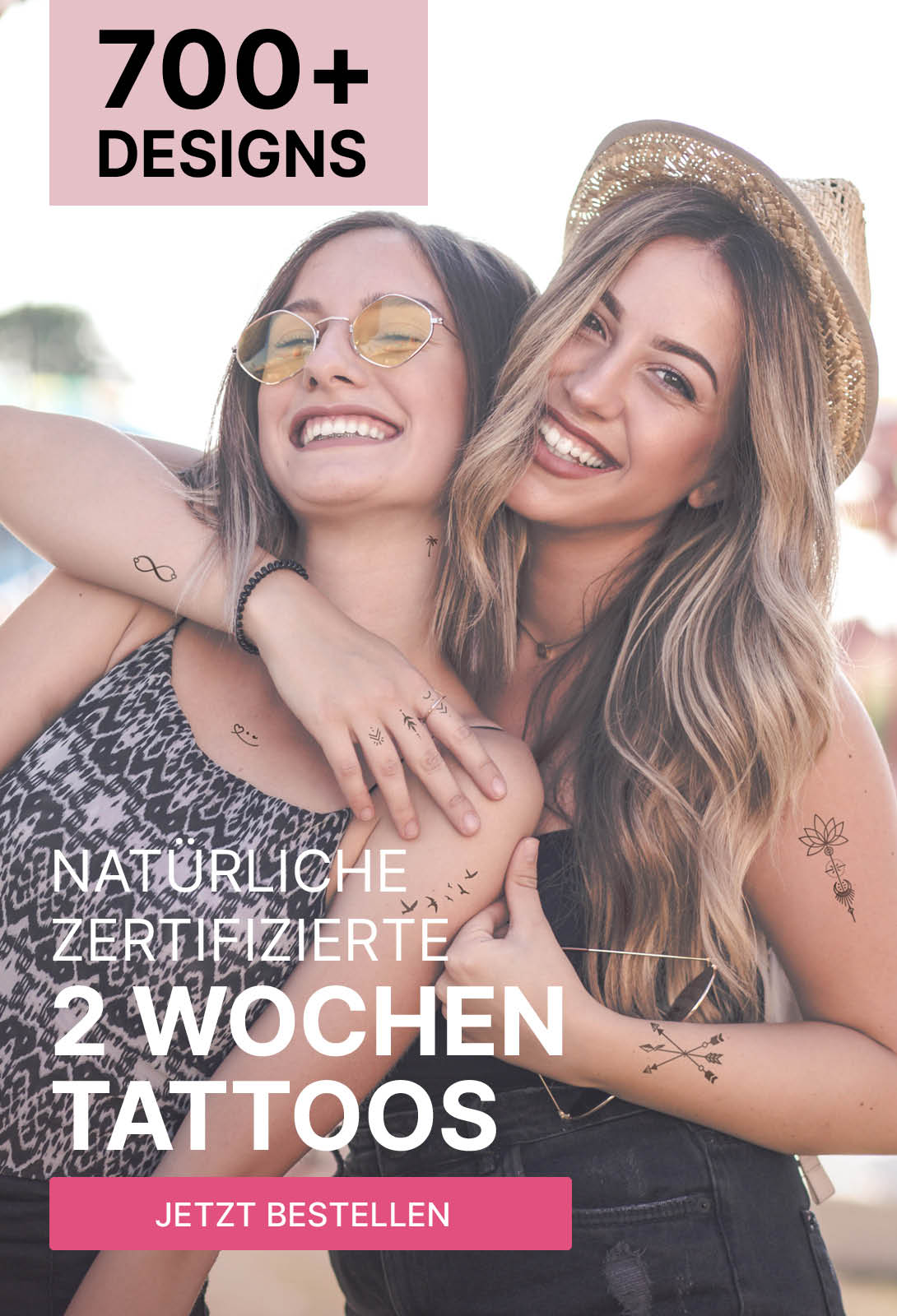 Das minink Header-Bild auf Mobile zeigt zwei sommerlich gekleidete Frauen, die glücklich sind und lächeln. Auf der Haut tragen sie verteilt die zertifizierten temporären Tattoos von minink, die bis zu 2-Wochen halten.