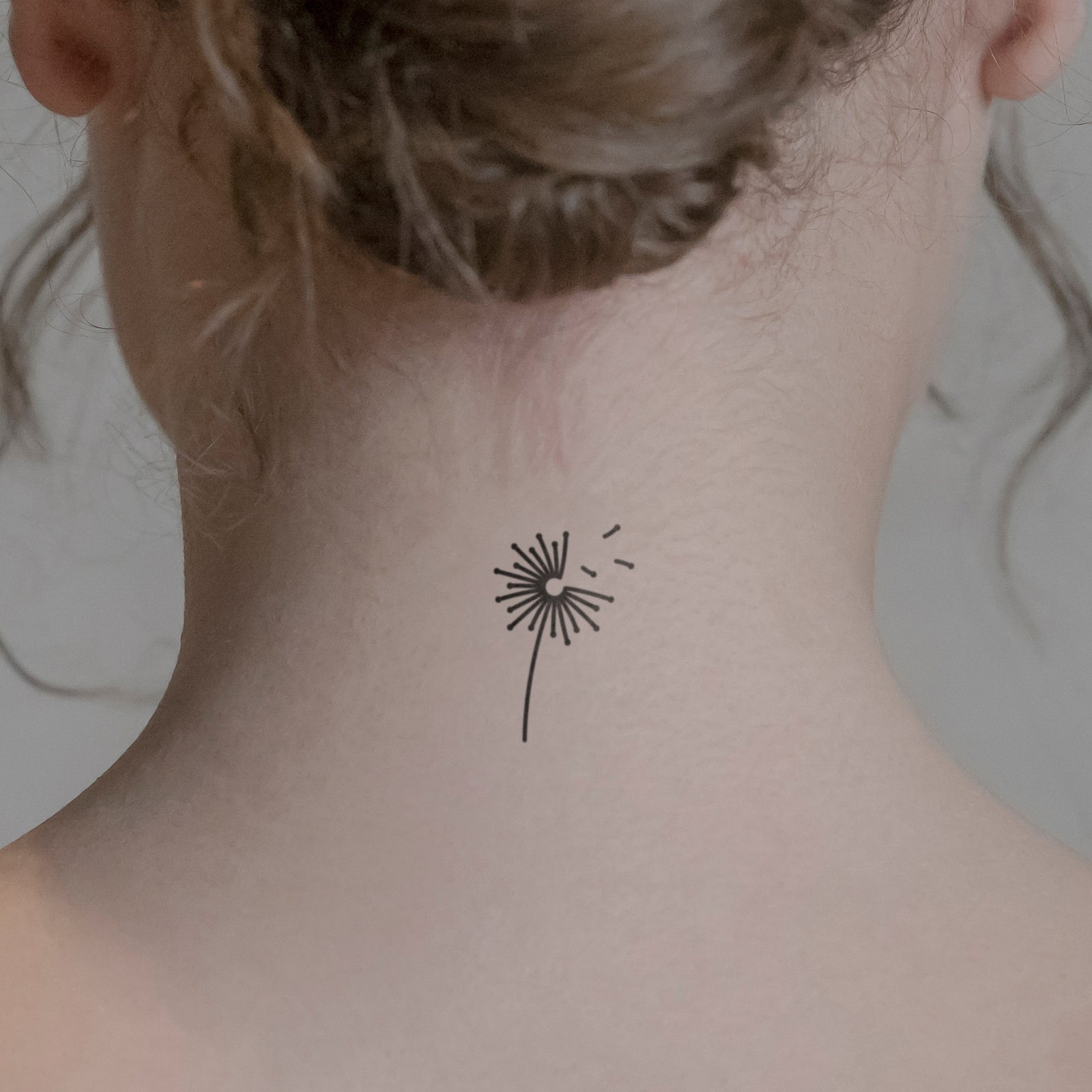Pusteblume mit fliegenden Samen Tattoo von minink, der Marke für temporäre Tattoos.