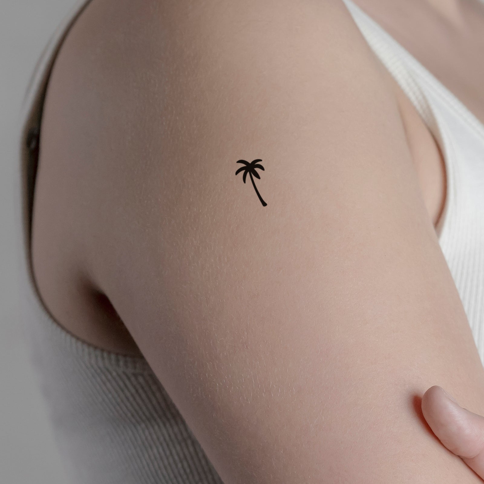 Kleine ausgefüllte Palme Tattoo von minink, der Marke für temporäre Tattoos.