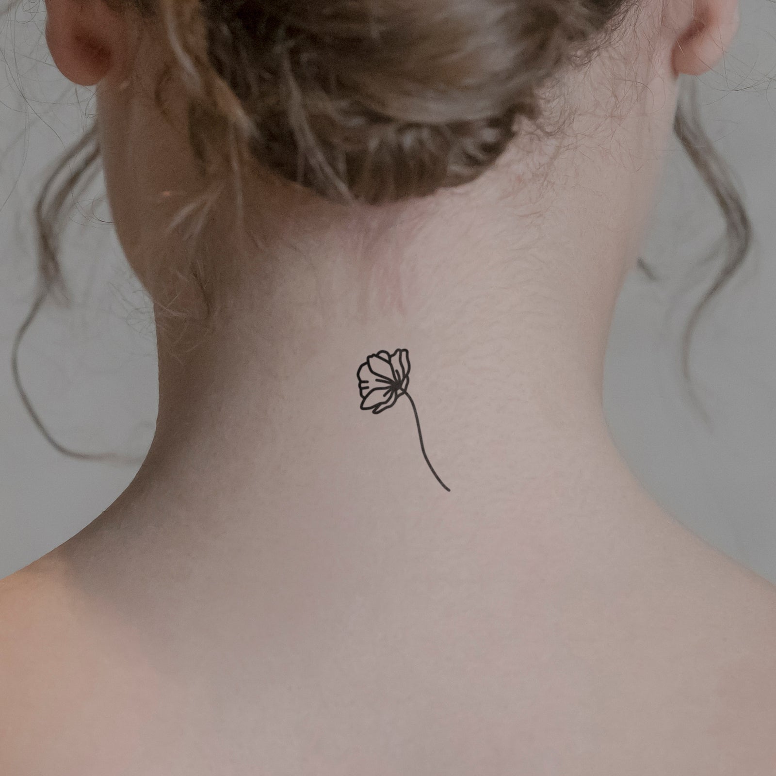 Mohnblume Tattoo von minink, der Marke für temporäre Tattoos.