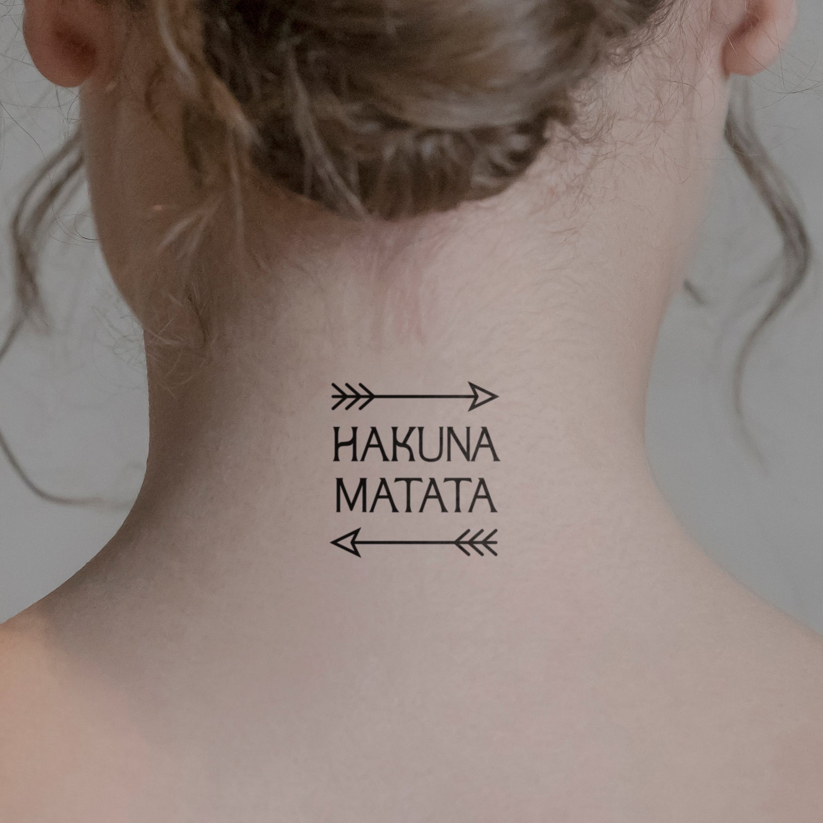 Schriftzug Tattoo HAKUNA MATATA von minink, der Marke für temporäre Tattoos.