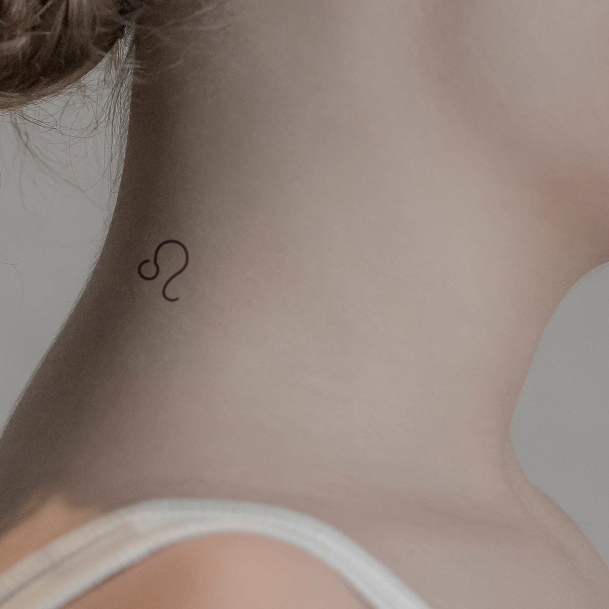 Sternzeichen Löwe Tattoo von minink, der Marke für temporäre Tattoos.