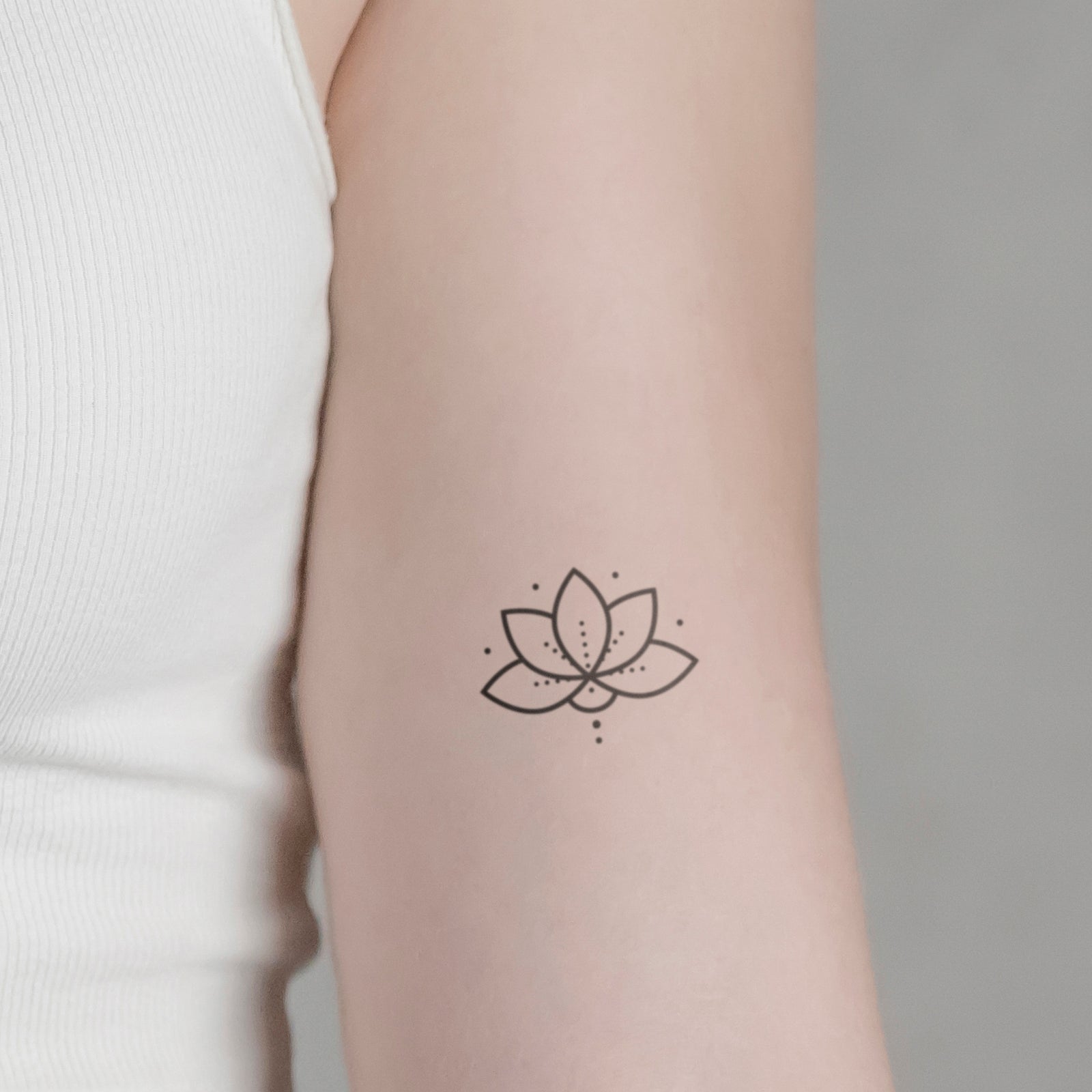 Lotusblume mit Punkten Tattoo von minink, der Marke für temporäre Tattoos.