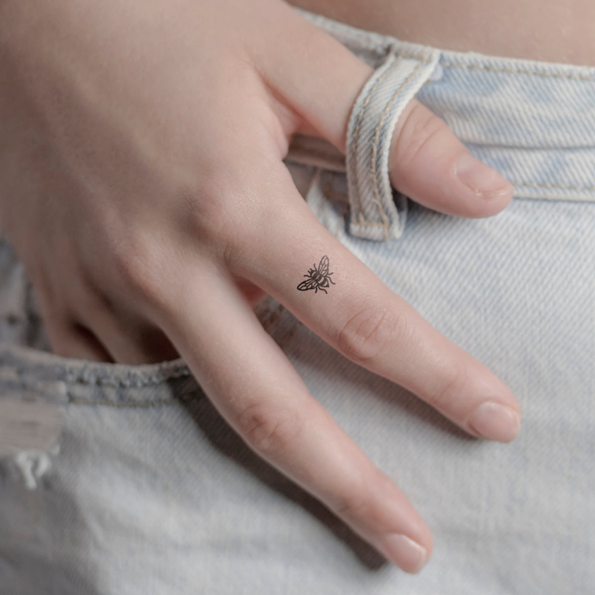 Biene Tattoo von minink, der Marke für temporäre Tattoos.