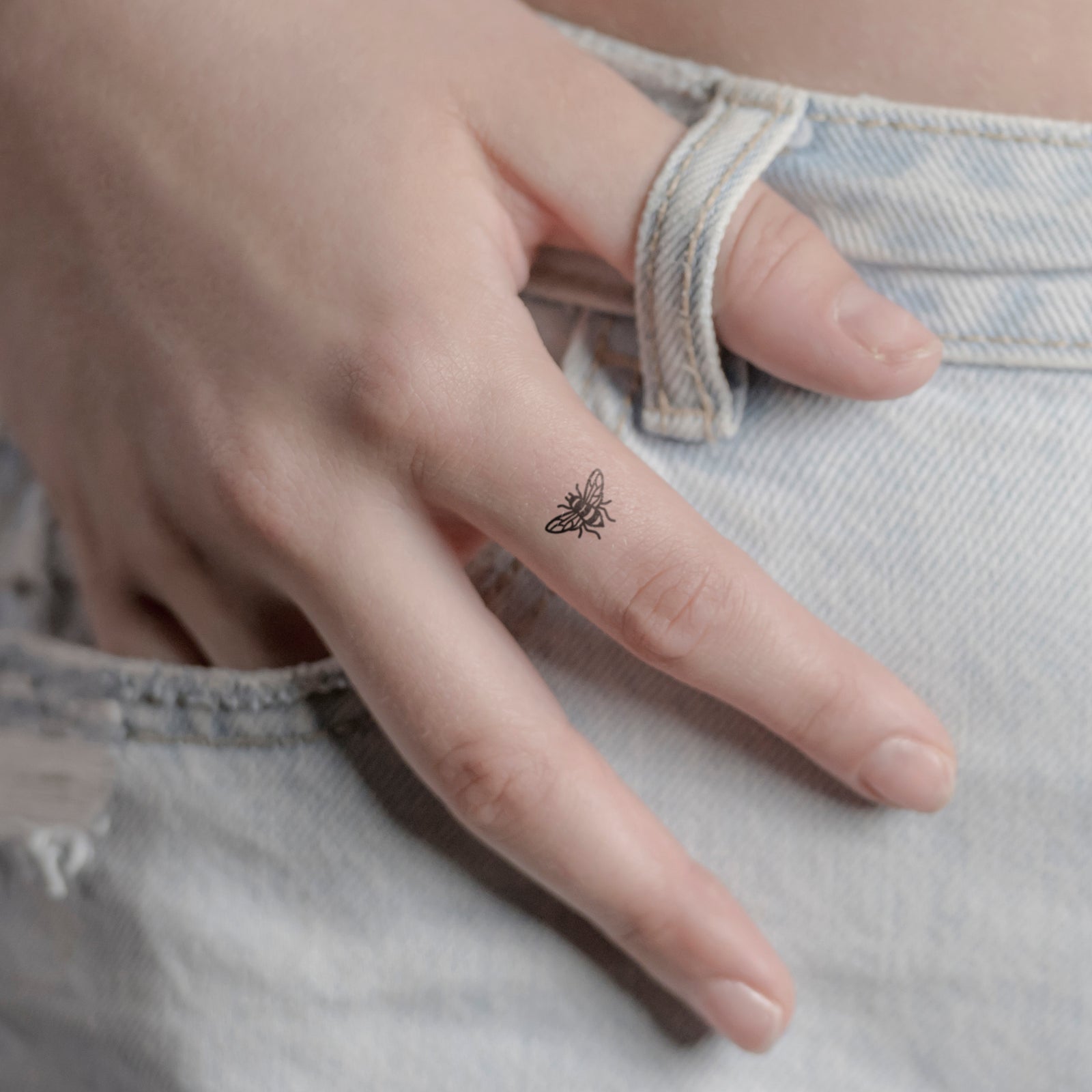 Biene Tattoo von minink, der Marke für temporäre Tattoos.