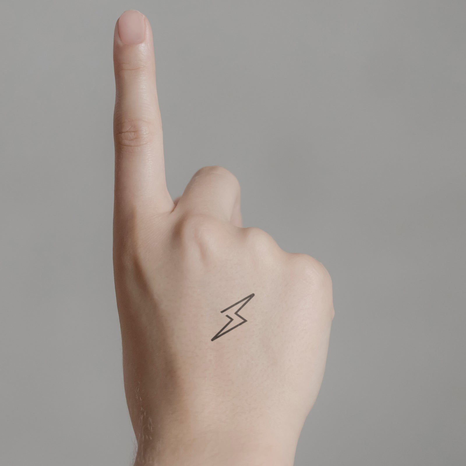 Kleiner Blitz Tattoo von minink, der Marke für temporäre Tattoos.