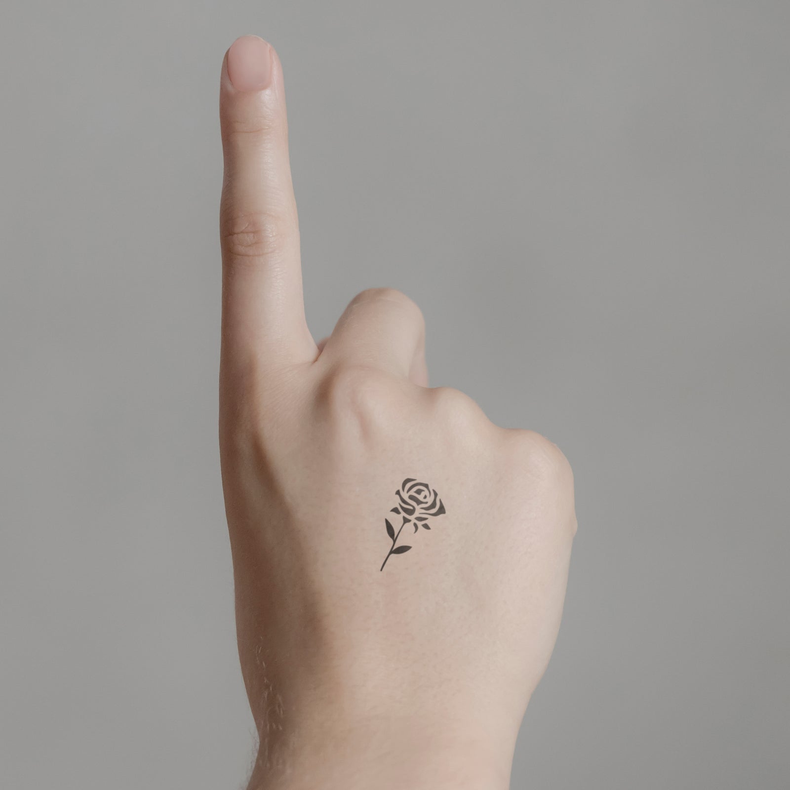 Abstrakte Rose ausgefüllt Tattoo von minink, der Marke für temporäre Tattoos.