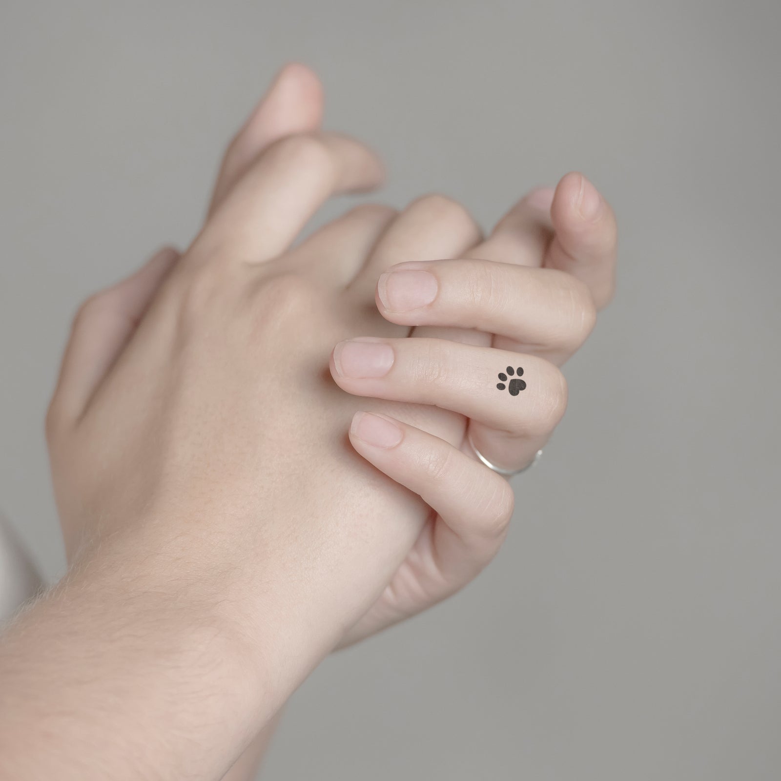 Pfötchen Tattoo von minink, der Marke für temporäre Tattoos.