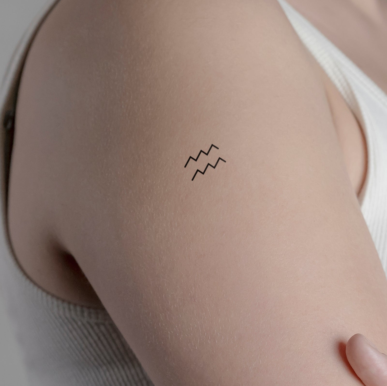 Sternzeichen Wassermann Tattoo von minink, der Marke für temporäre Tattoos.