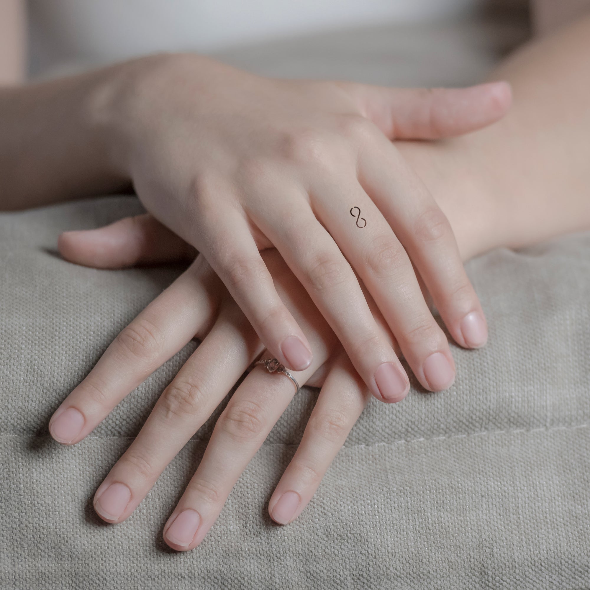 Unendlichkeit offen Tattoo von minink, der Marke für temporäre Tattoos.