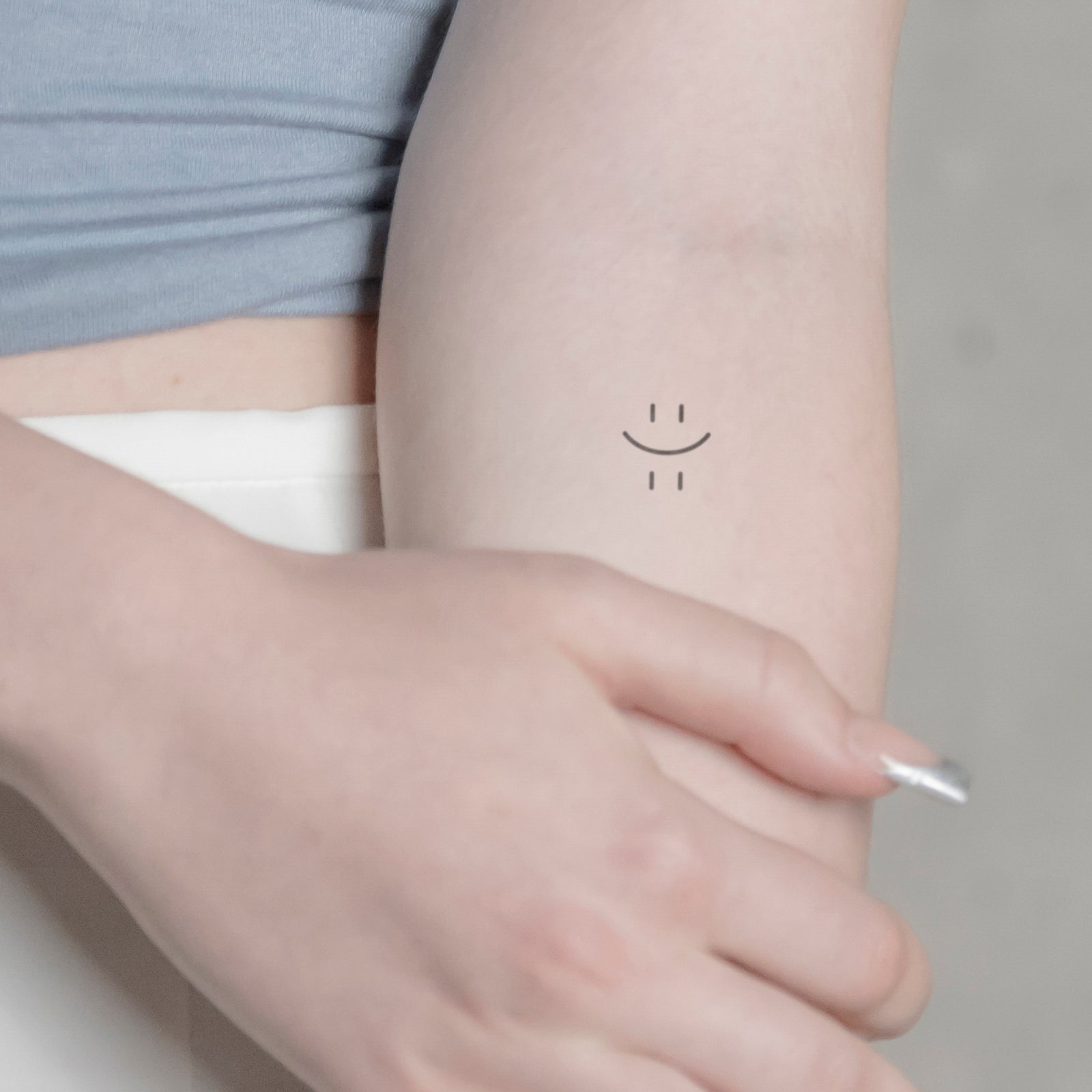 Happy & Sad Smiley Tattoo von minink, der Marke für temporäre Tattoos.