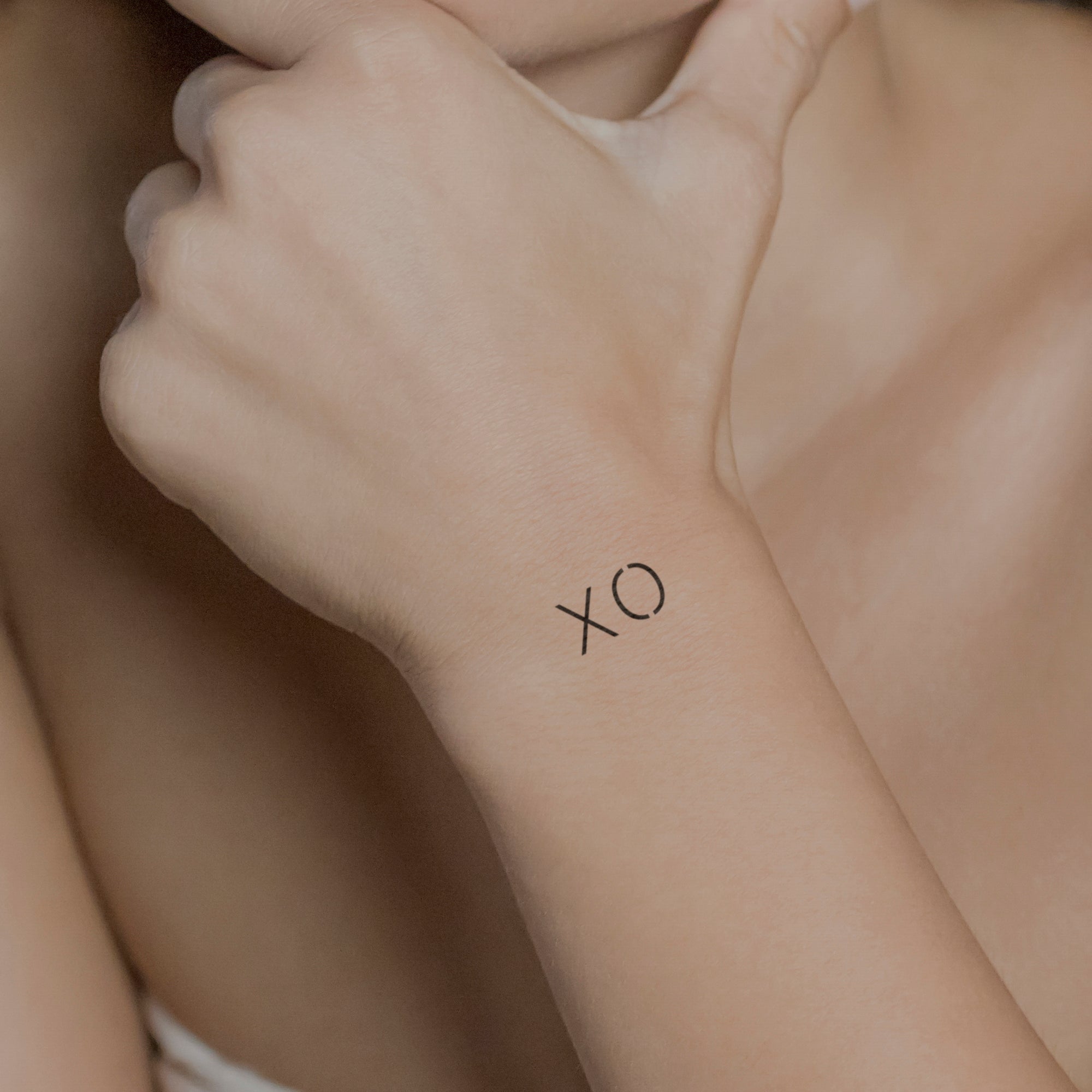 Schriftzug Tattoo XO von minink, der Marke für temporäre Tattoos.