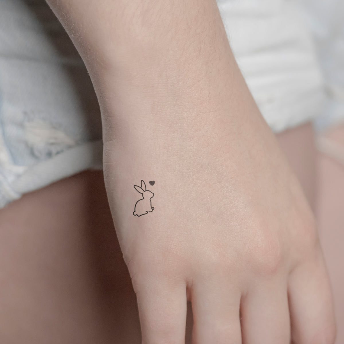 Verliebter Hase Tattoo von minink, der Marke für temporäre Tattoos.