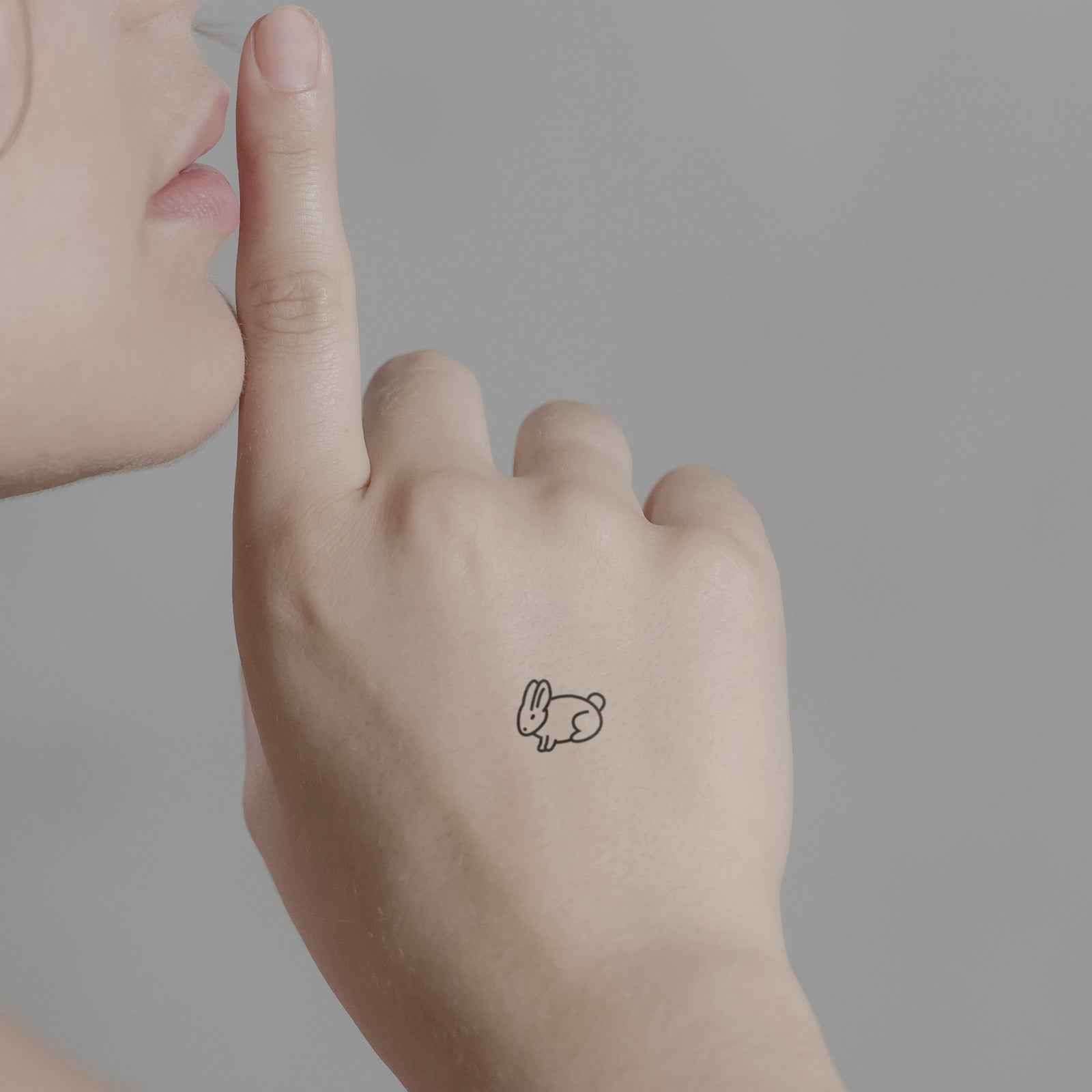 Süsses Kaninchen Tattoo von minink, der Marke für temporäre Tattoos.