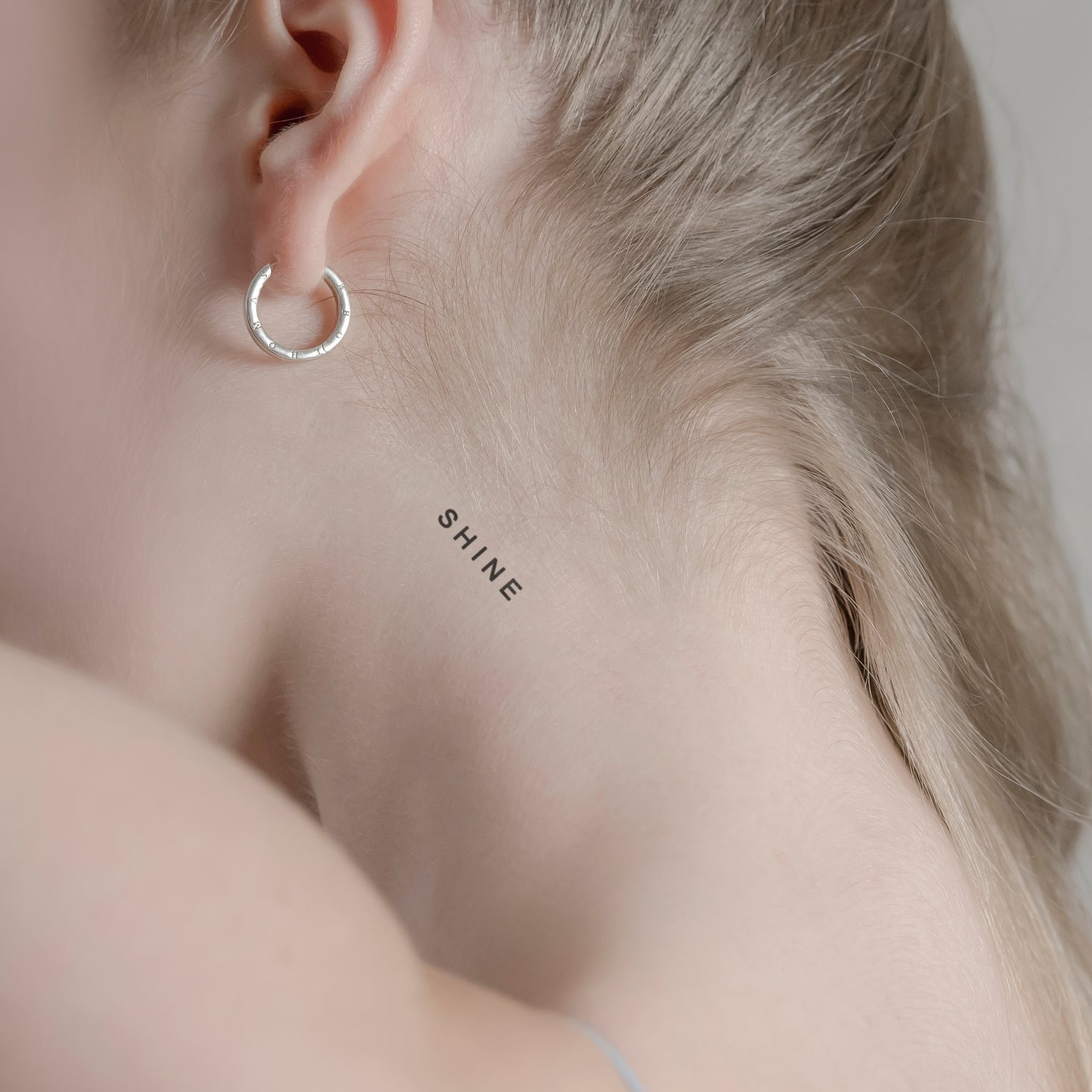 Schriftzug Tattoo SHINE von minink, der Marke für temporäre Tattoos.
