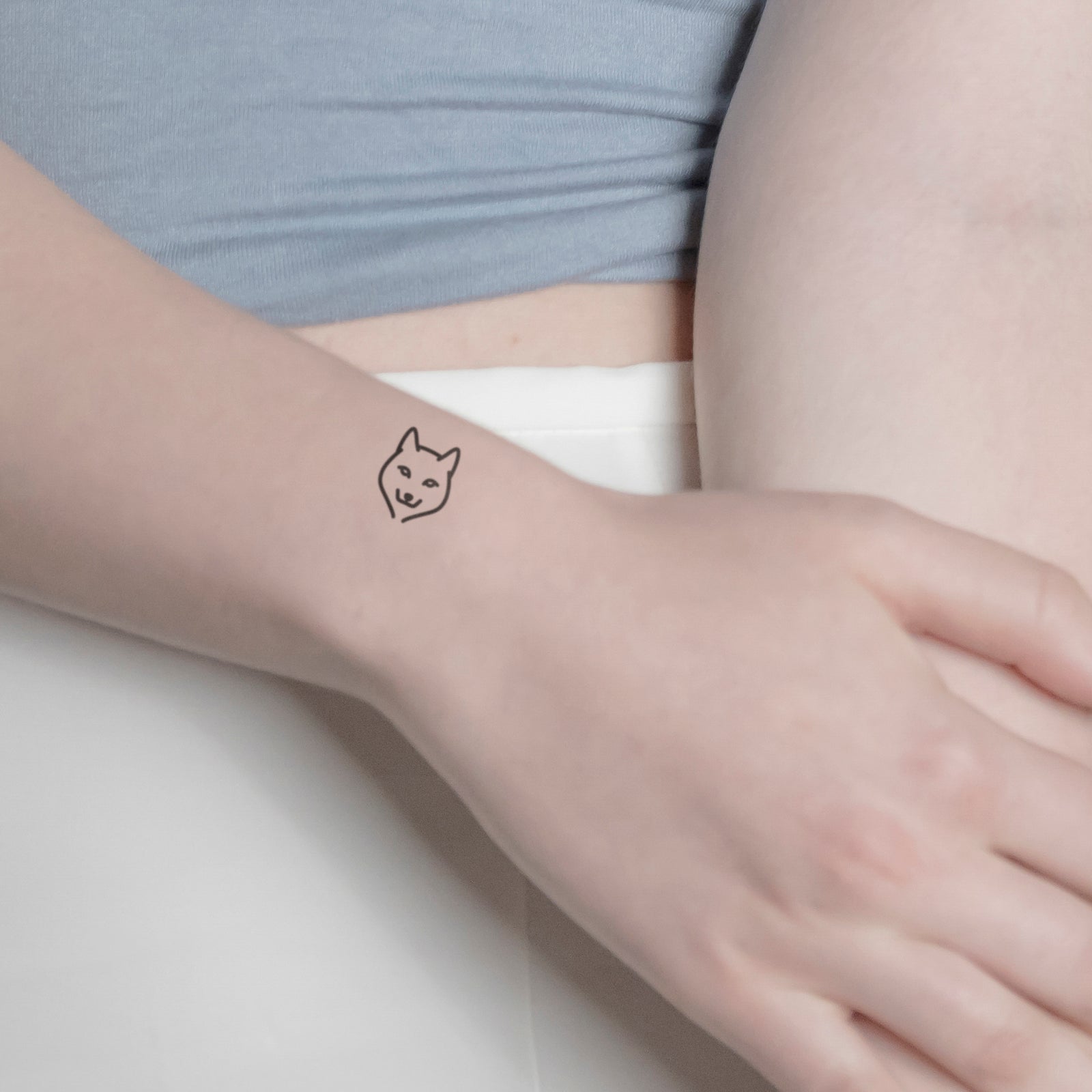 Kleiner Wolf Tattoo von minink, der Marke für temporäre Tattoos.