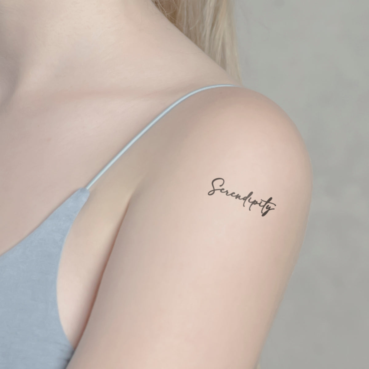 Schriftzug Tattoo Serendipity von minink, der Marke für temporäre Tattoos.