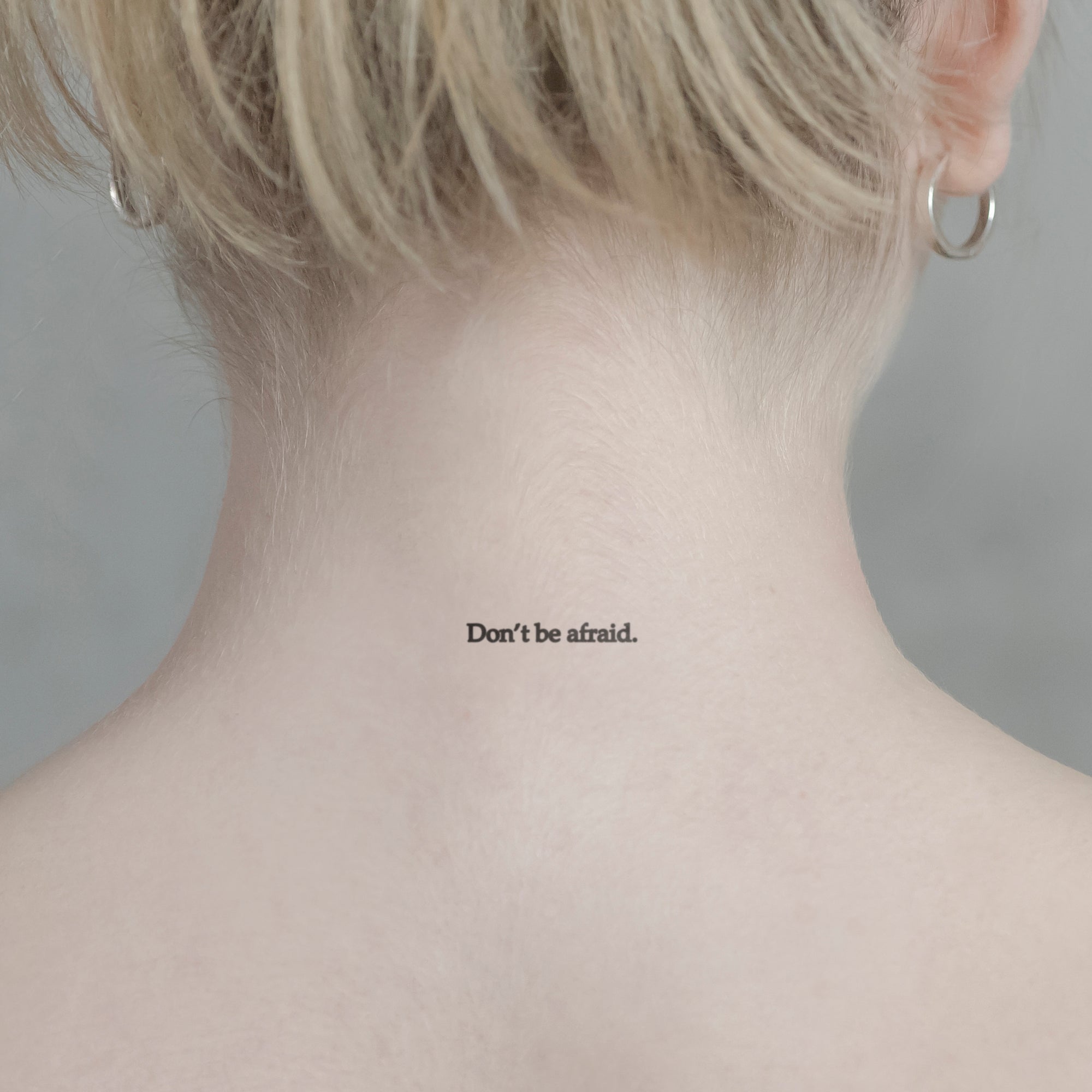 Schriftzug Tattoo Don't be afraid von minink, der Marke für temporäre Tattoos.