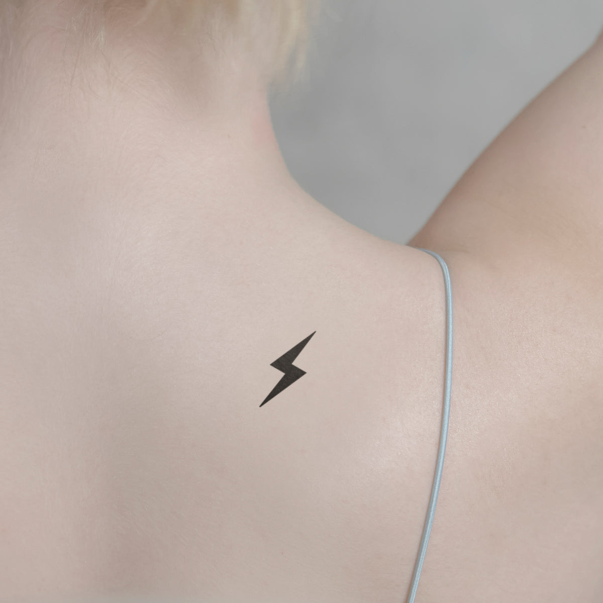 Schwarzer Blitz Tattoo von minink, der Marke für temporäre Tattoos.