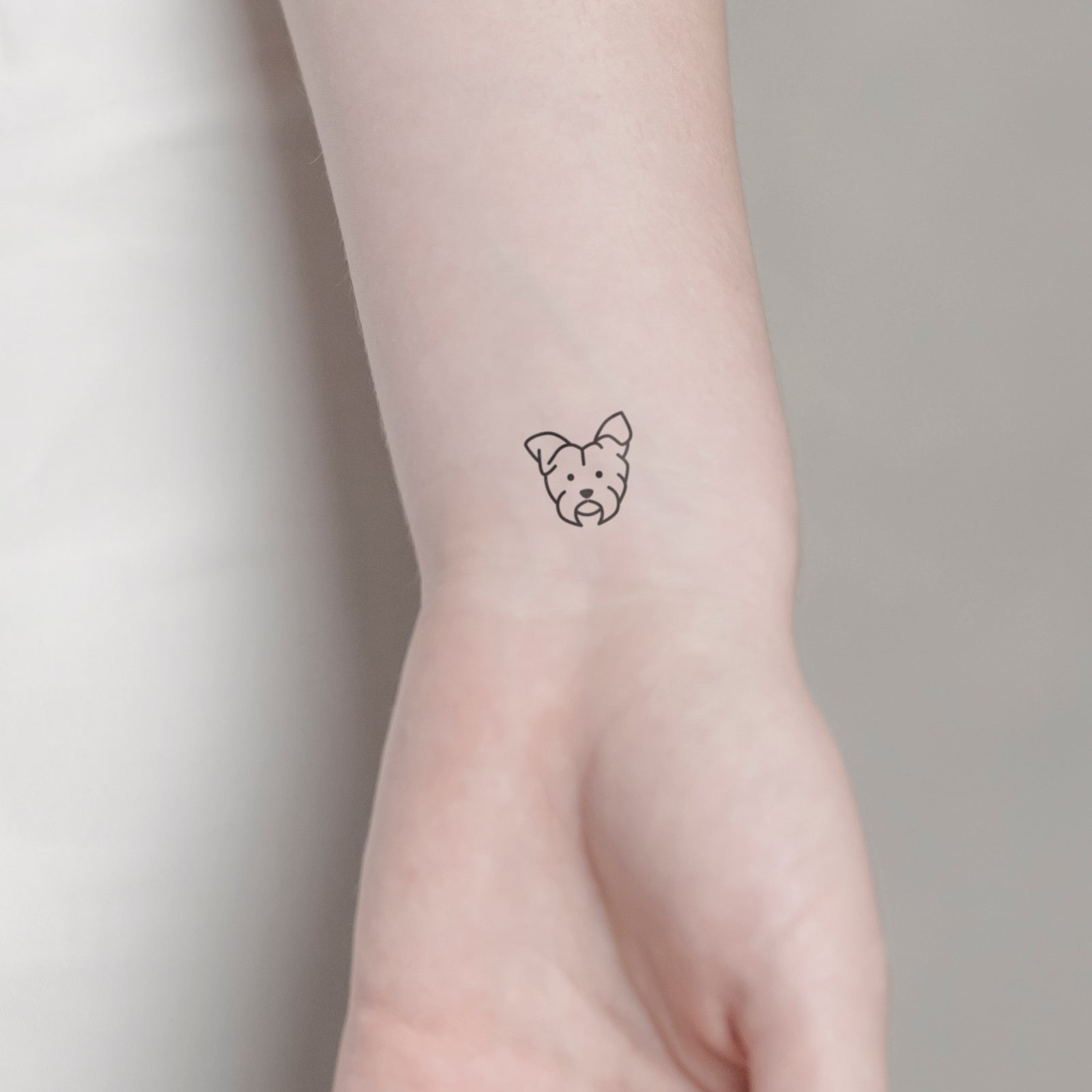 Kleiner Terrier Tattoo von minink, der Marke für temporäre Tattoos.