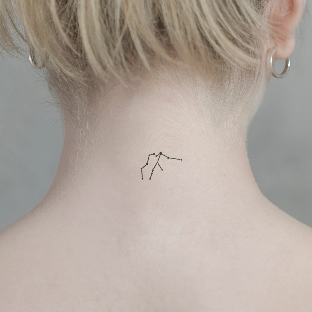 Sternenkonstellation Wassermann Tattoo von minink, der Marke für temporäre Tattoos.
