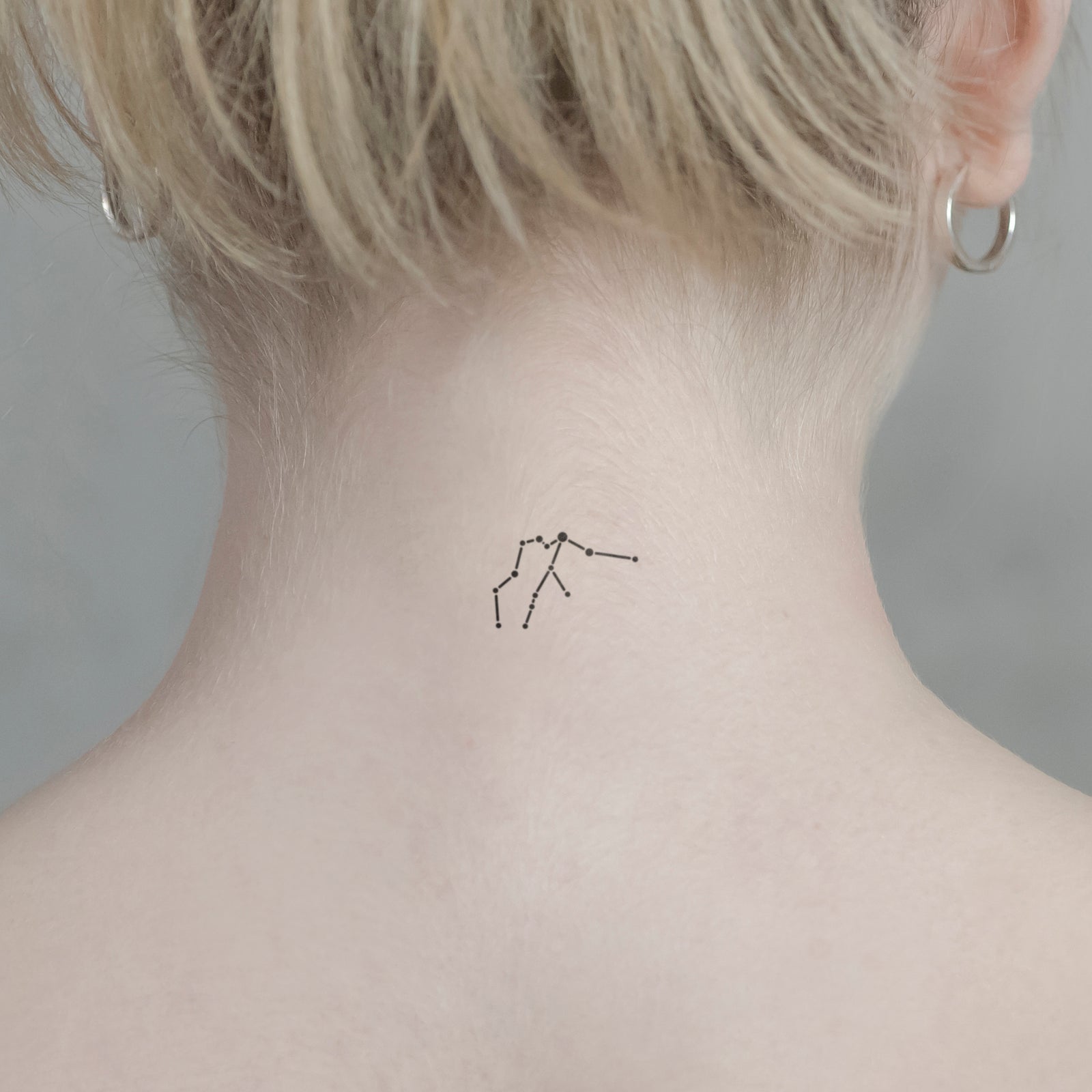 Sternenkonstellation Wassermann Tattoo von minink, der Marke für temporäre Tattoos.