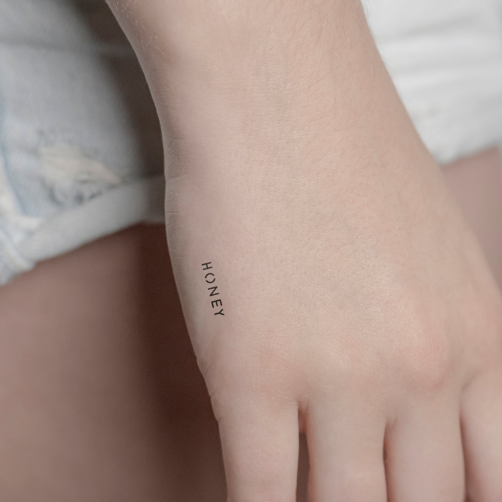 Schriftzug Tattoo HONEY von minink, der Marke für temporäre Tattoos.