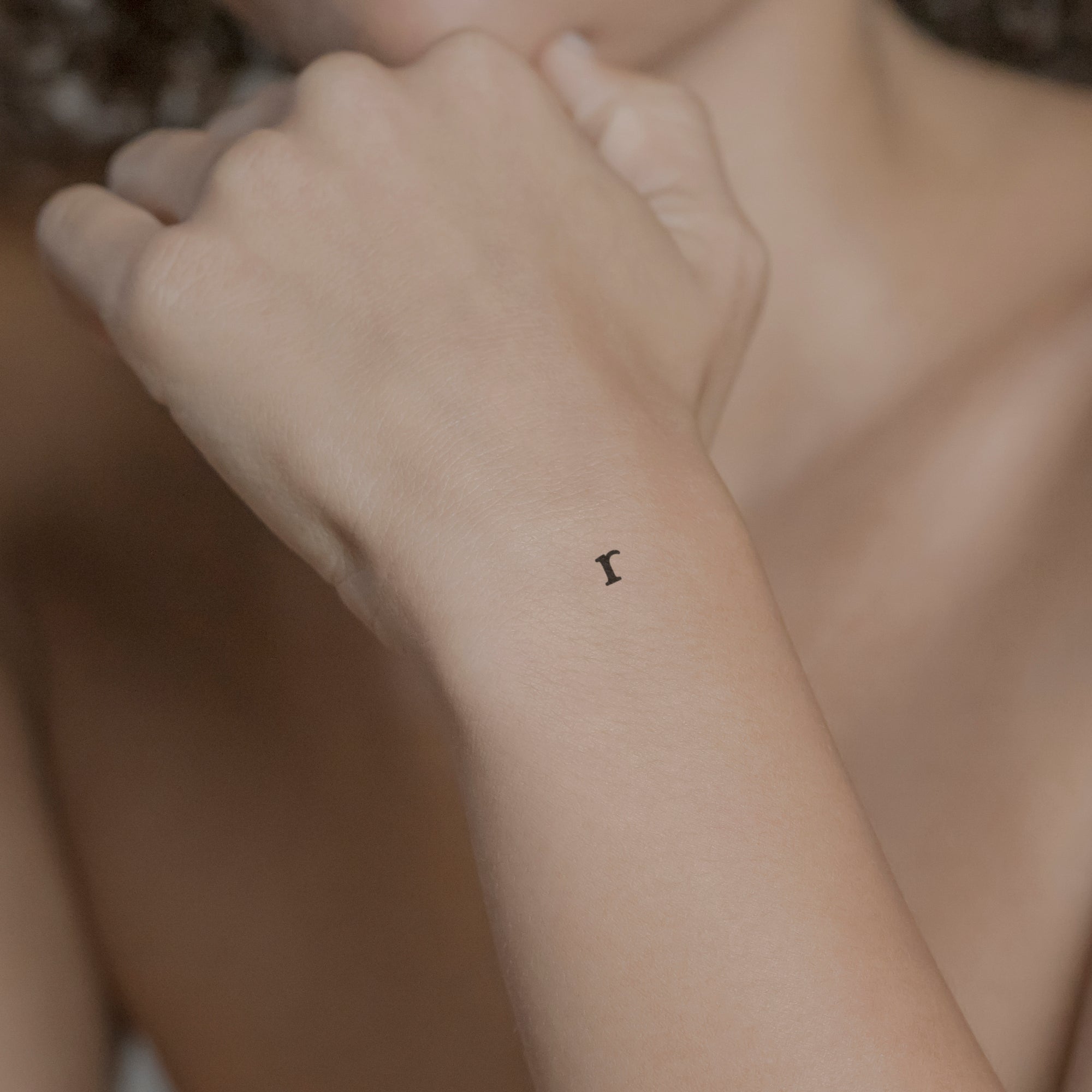 Schriftzug Tattoo Kleinbuchstabe: r von minink, der Marke für temporäre Tattoos.