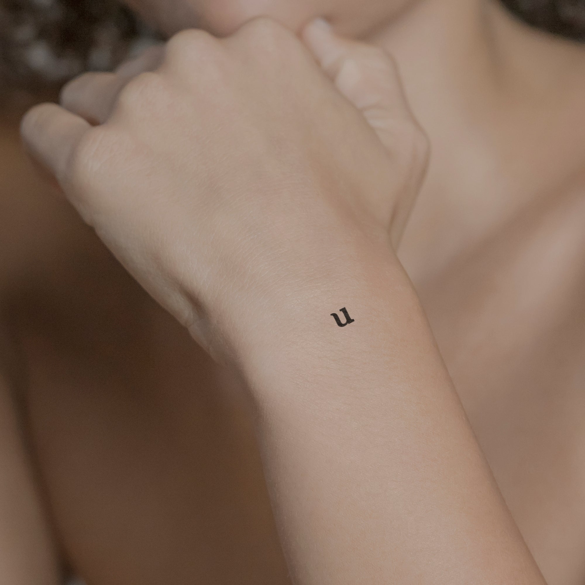 Schriftzug Tattoo Kleinbuchstabe: u von minink, der Marke für temporäre Tattoos.