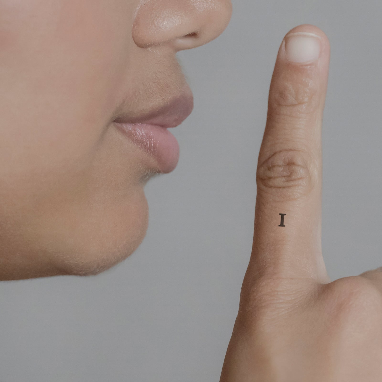 Schriftzug Tattoo Grossbuchstabe: I von minink, der Marke für temporäre Tattoos.