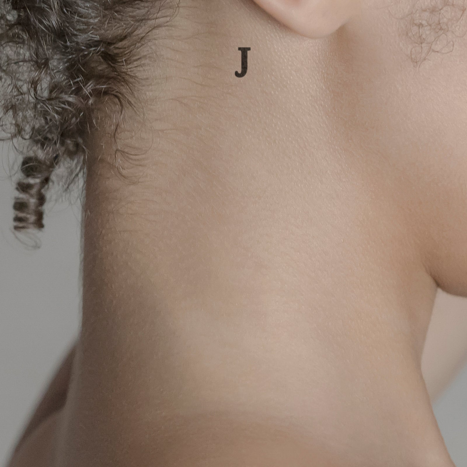 Schriftzug Tattoo Grossbuchstabe: J von minink, der Marke für temporäre Tattoos.