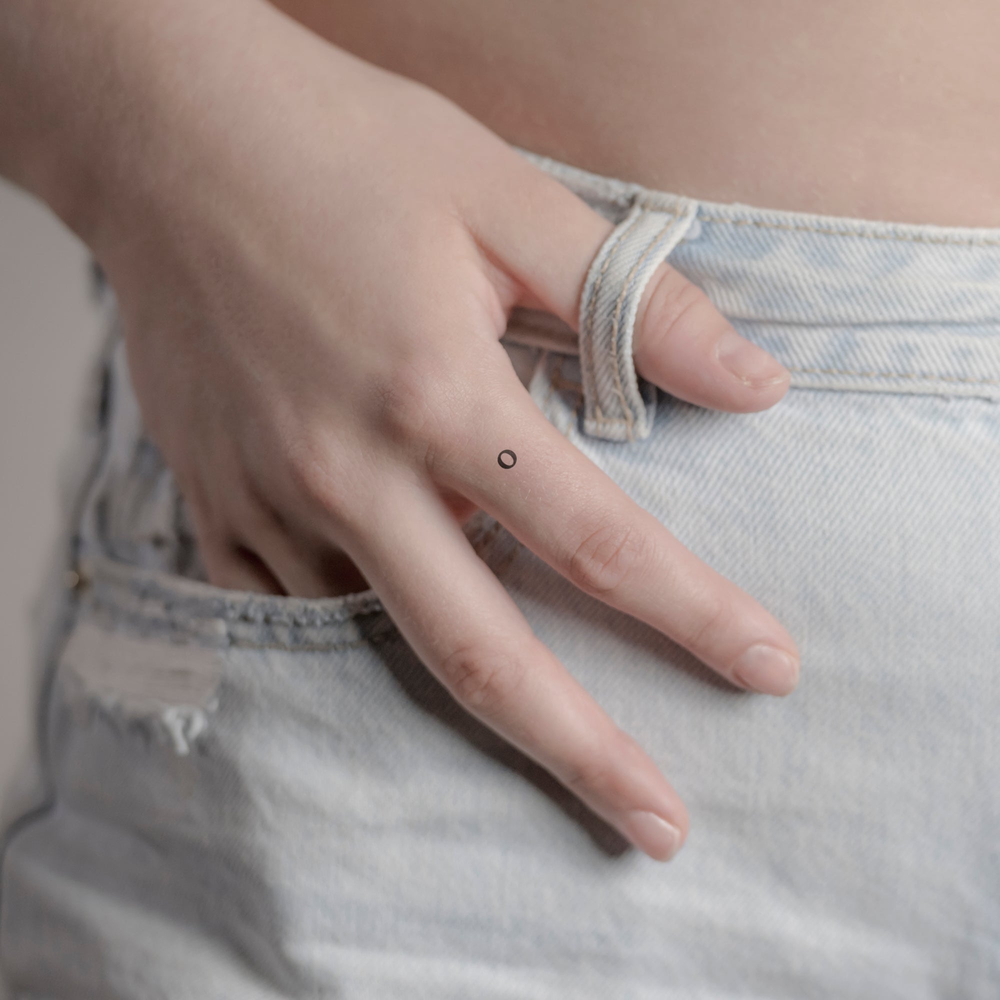Schriftzug Tattoo Grossbuchstabe: O von minink, der Marke für temporäre Tattoos.