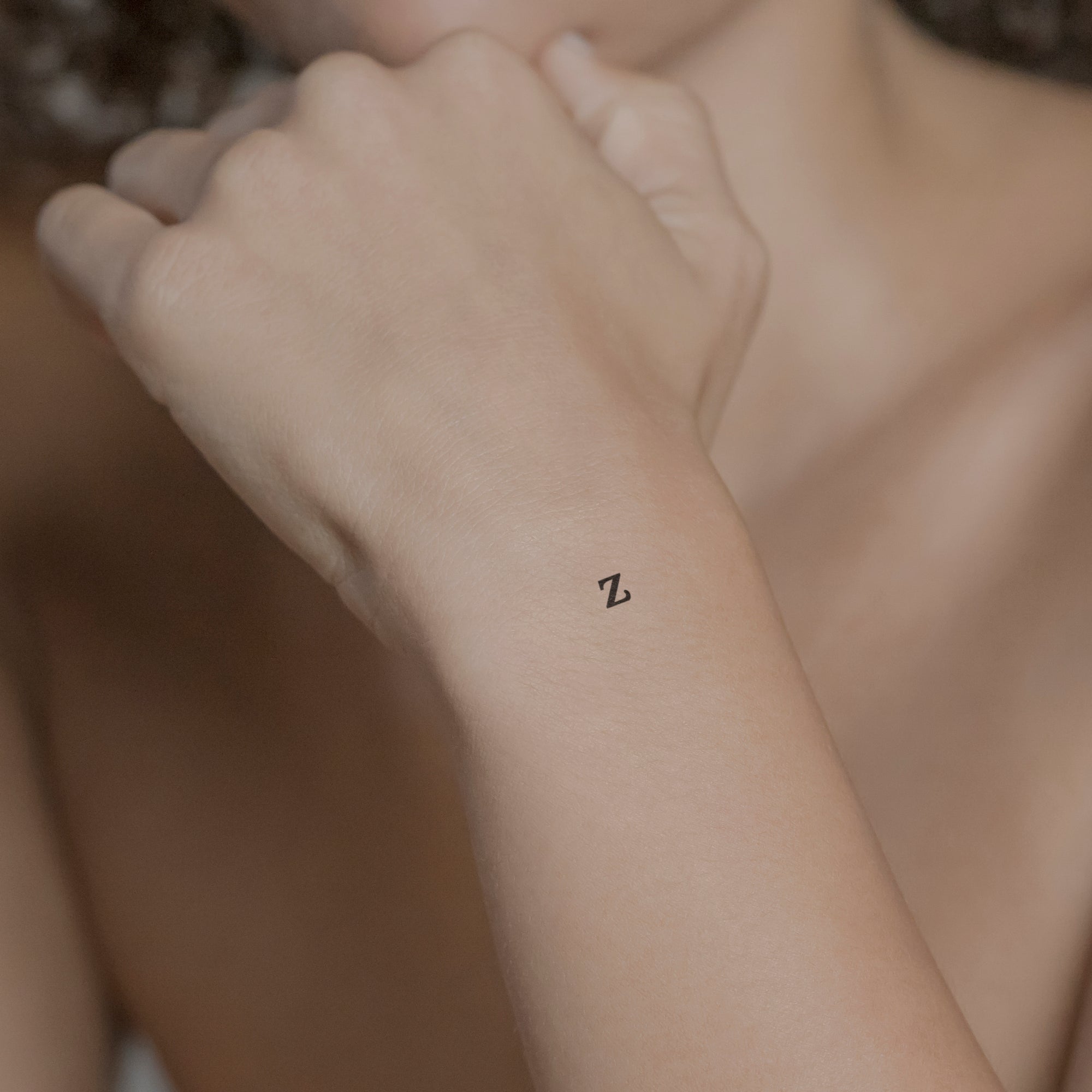Schriftzug Tattoo Grossbuchstabe: Z von minink, der Marke für temporäre Tattoos.