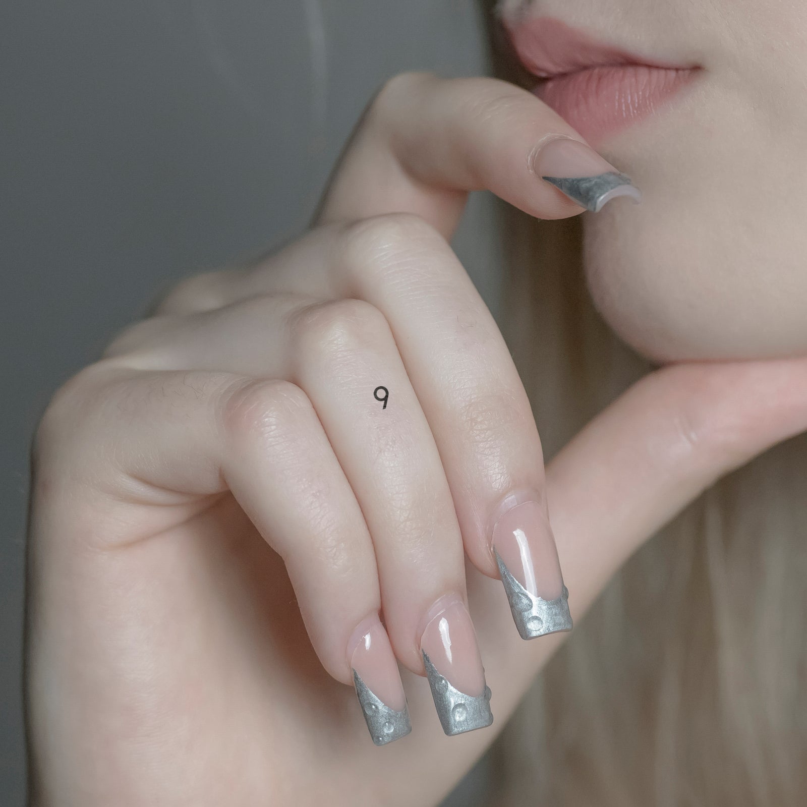 Zahlen Tattoo Nummer 9 von minink, der Marke für temporäre Tattoos.