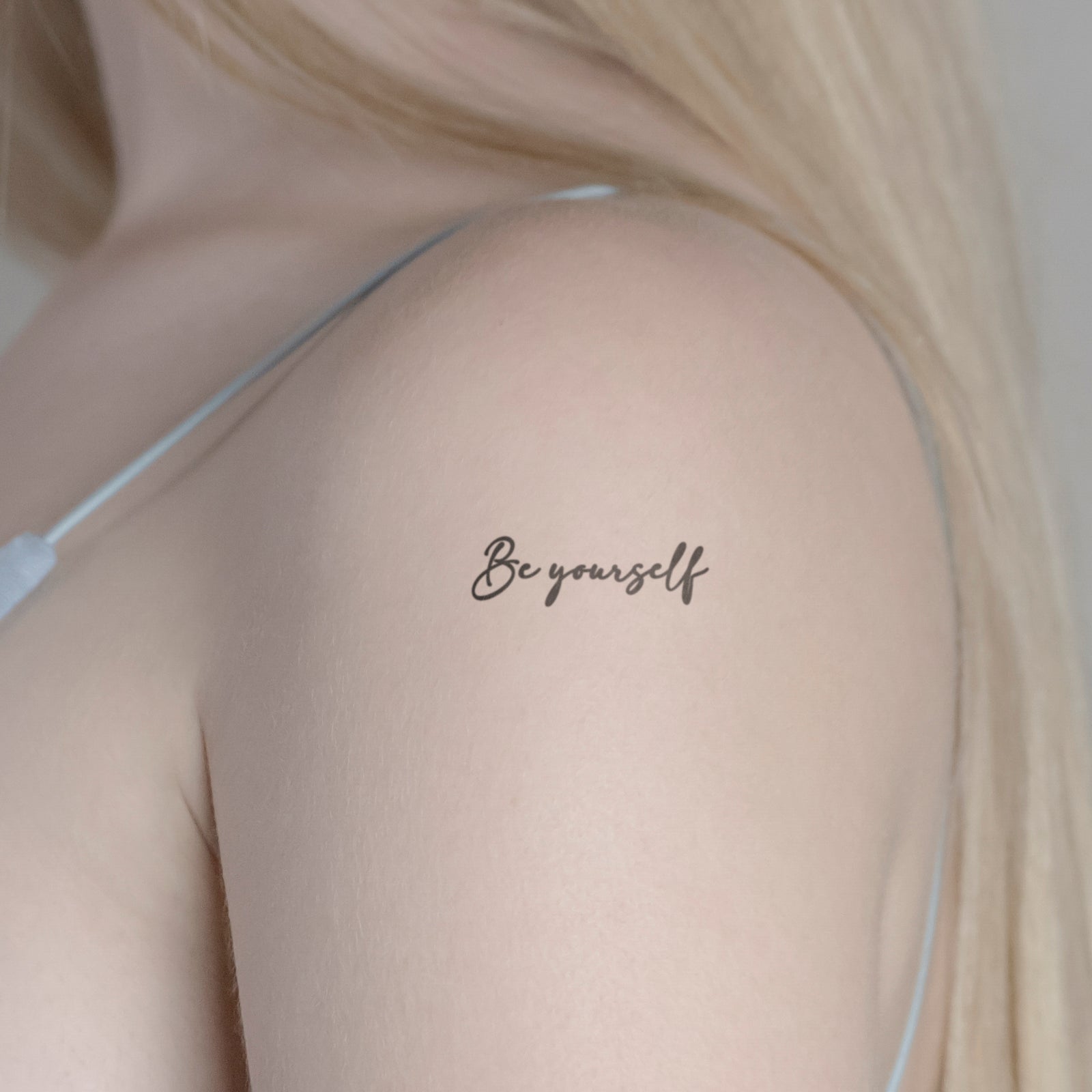 Schriftzug Tattoo Be yourself von minink, der Marke für temporäre Tattoos.