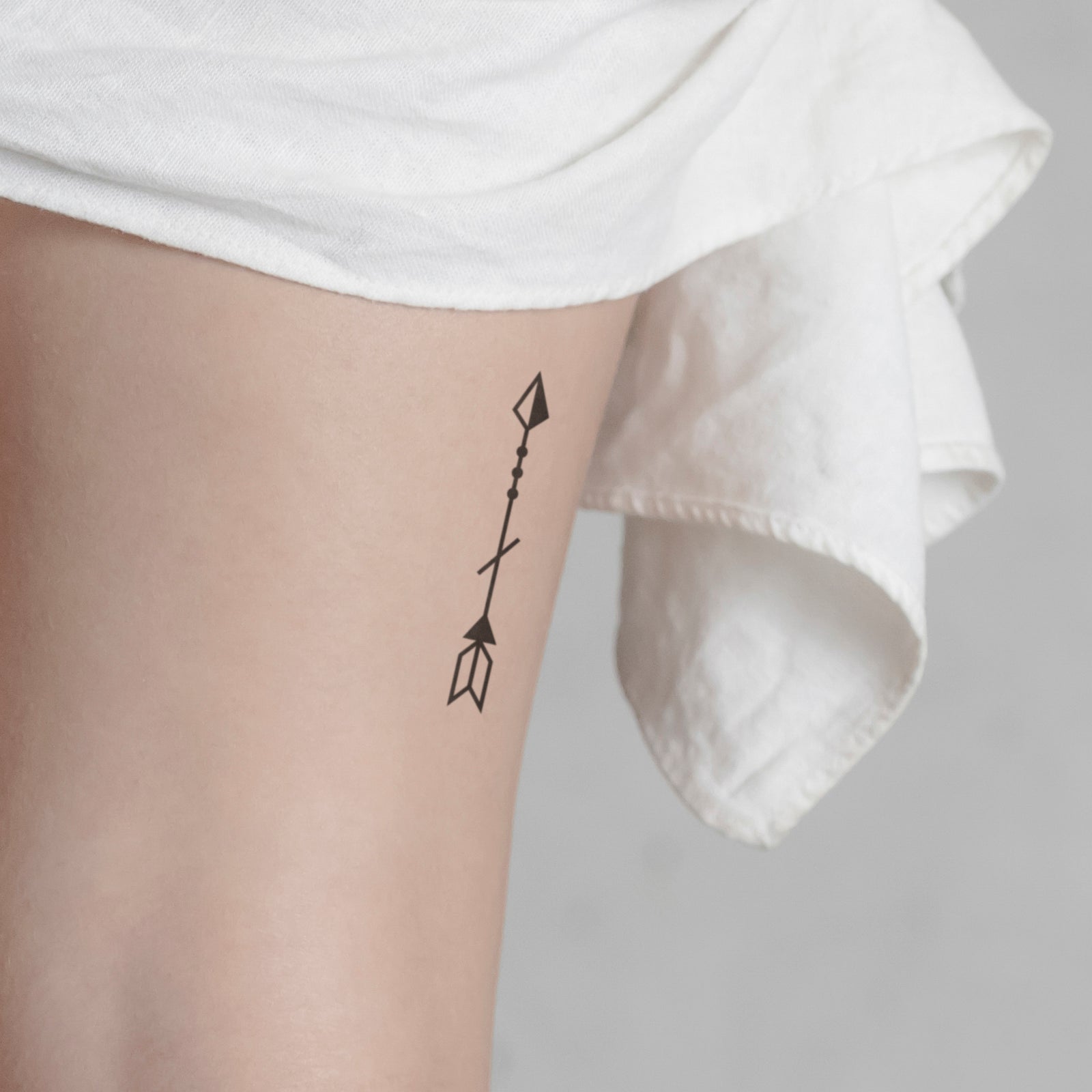 Dünner Pfeil Tattoo von minink, der Marke für temporäre Tattoos.