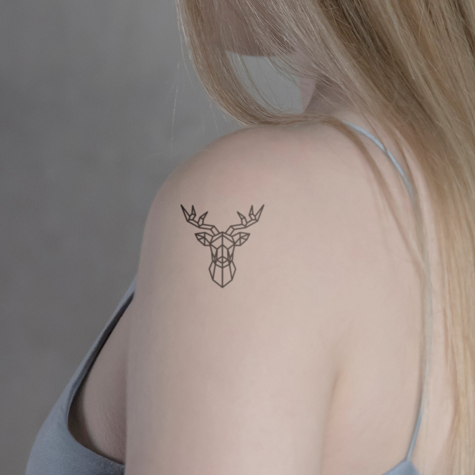 Geometrischer Hirsch Tattoo von minink, der Marke für temporäre Tattoos.