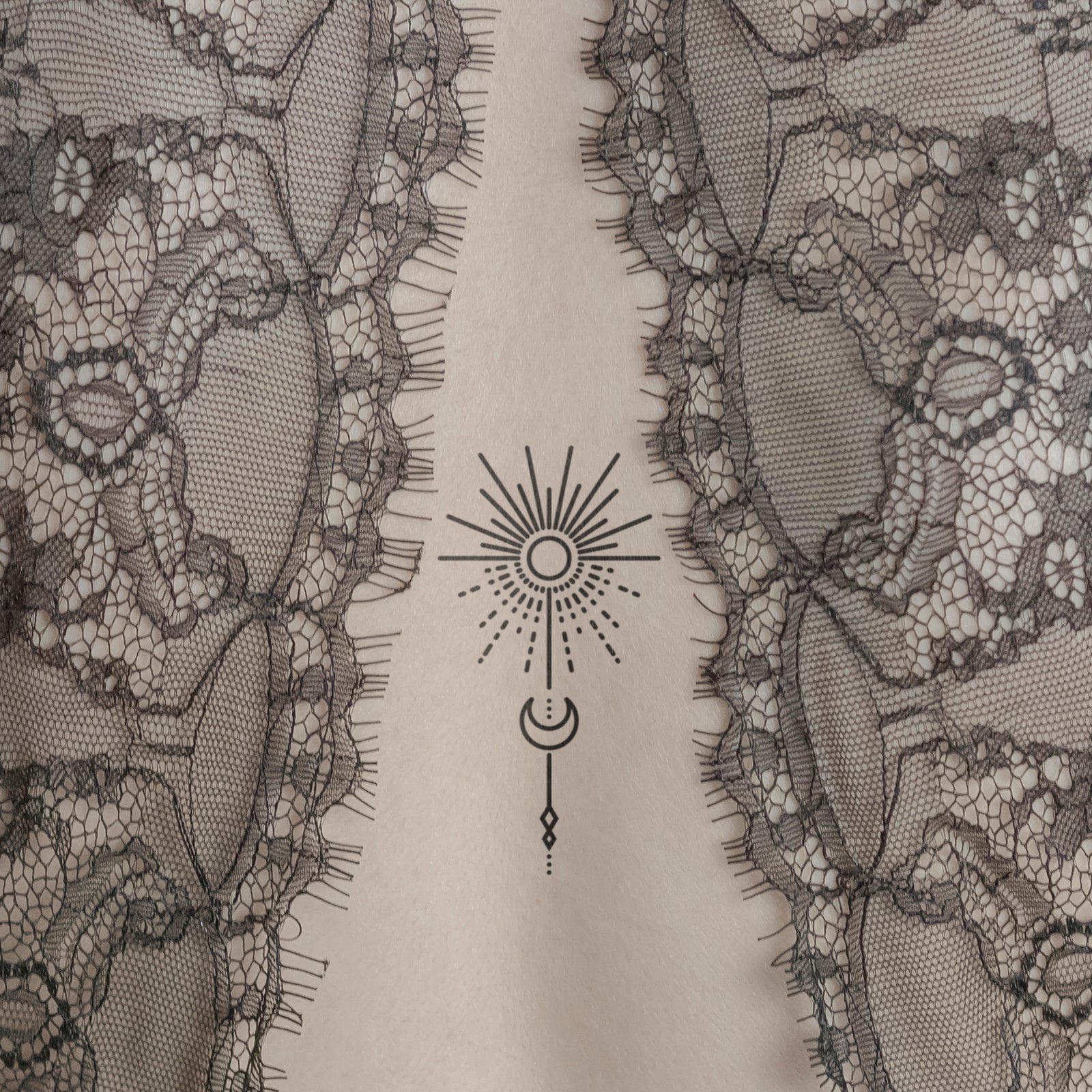 Sonne mit Halbmond Tattoo von minink, der Marke für temporäre Tattoos.