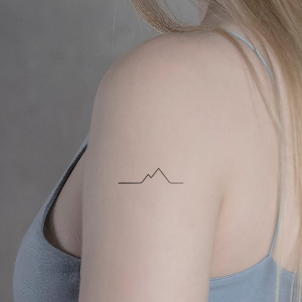 Berglinie Tattoo von minink, der Marke für temporäre Tattoos.