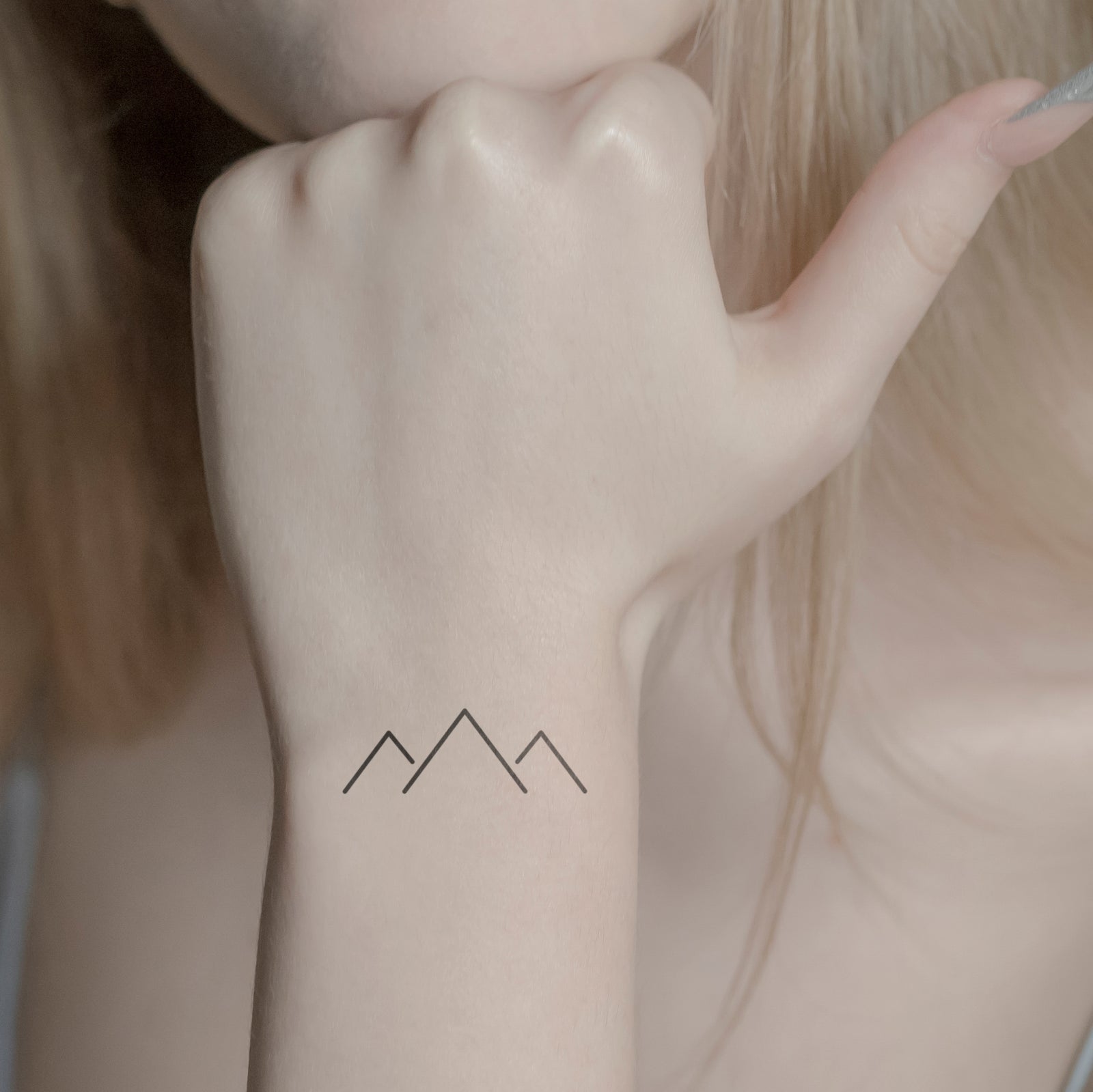 Symmetrische Gipfel Tattoo von minink, der Marke für temporäre Tattoos.